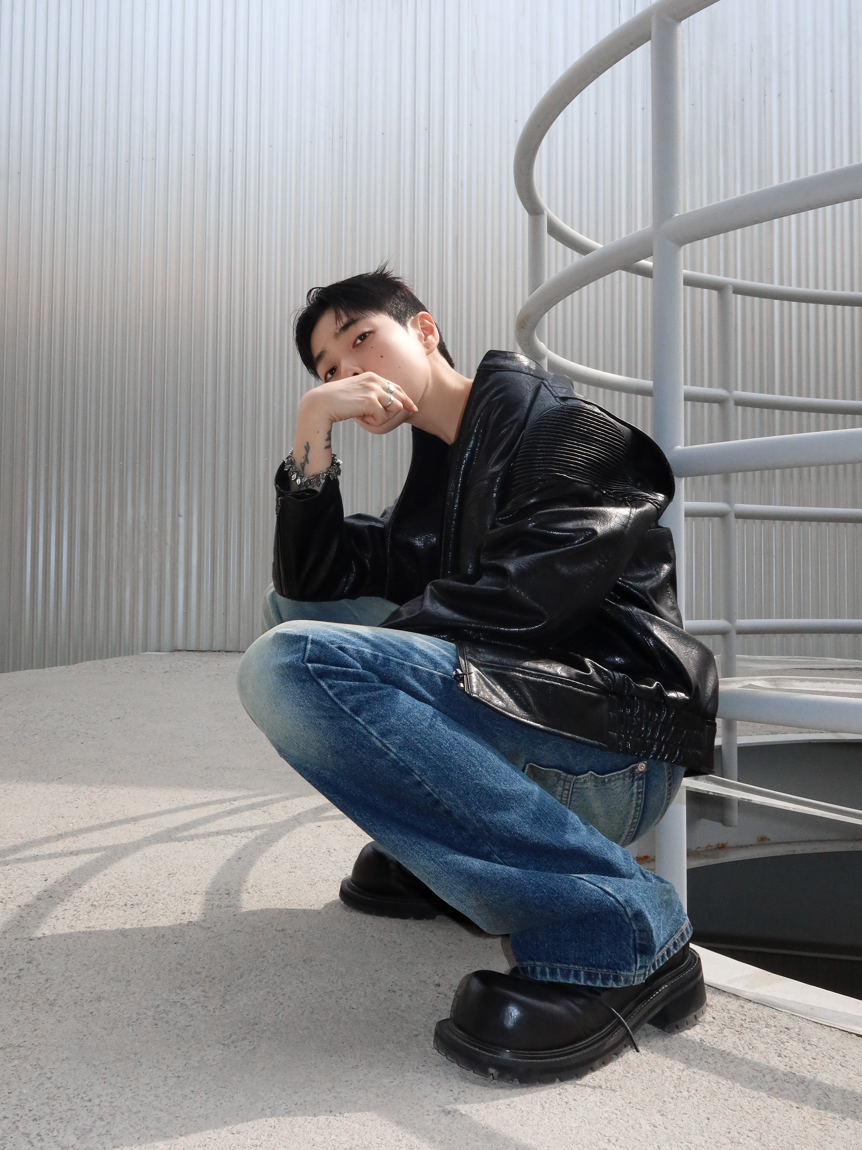 Farfromwhat Far Faux Cracked Texture Leather Jacket, Farfromwhat Far Aged Flare Jeans 착용 스타일 - 1