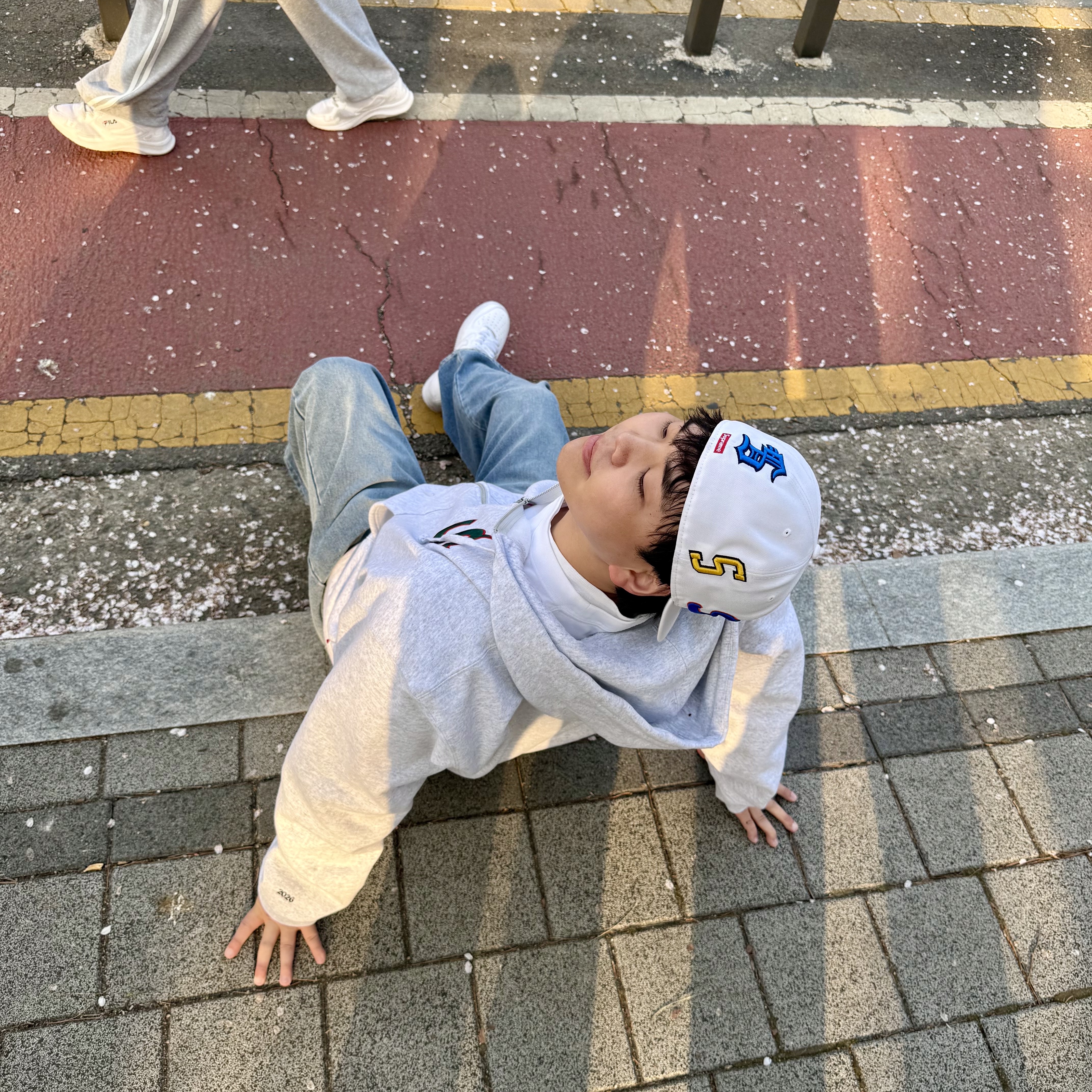 Supreme Devil S Logo Zip Up Hooded Sweatshirt Ash Grey - 26SS, Supreme Multi S Logo New Era White - 25SS 착용 스타일 - 1