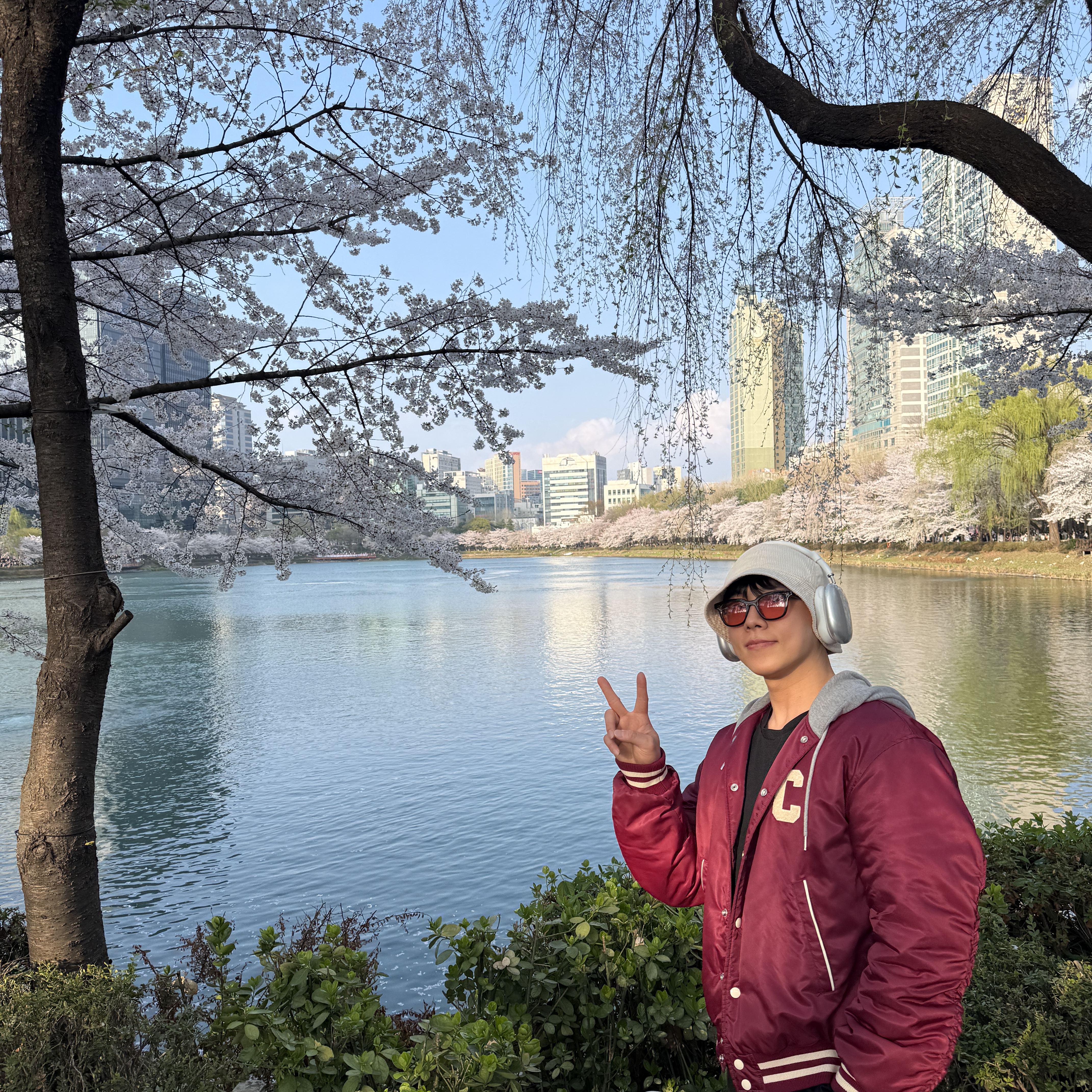 Celine Oversized Hooded Teddy Jacket in Nylon Burgundy, Apple AirPods Max Lightning Silver (Korean Ver.) 착용 스타일 - 1