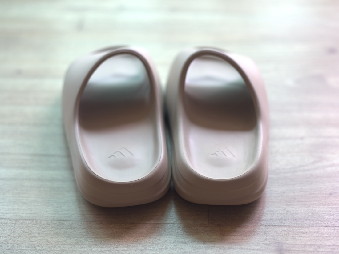 Adidas Yeezy Slide Pure 착용 스타일