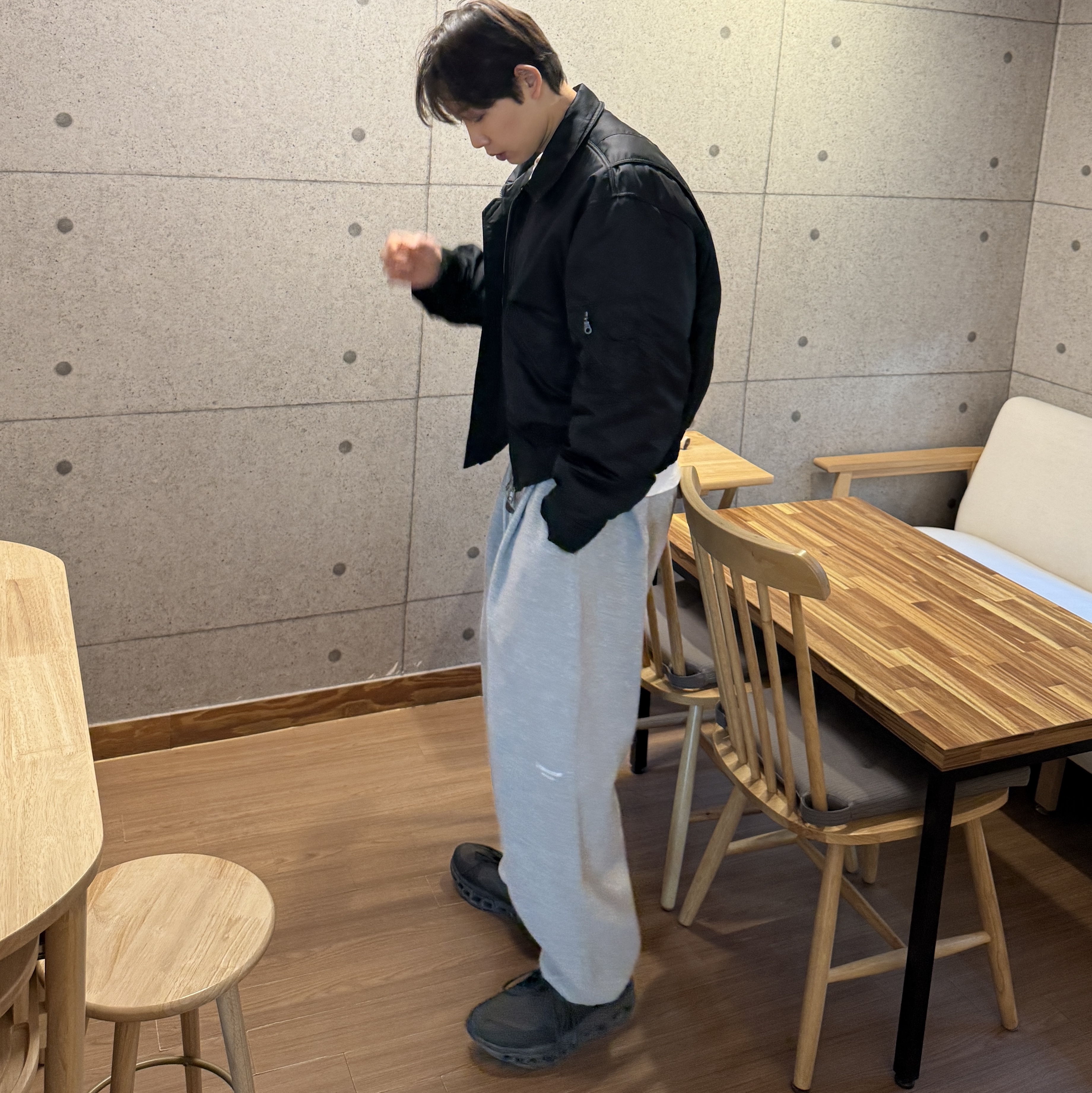 On Running x Post Archive Faction (Paf) Cloudmonster 2 Thorn Brown, Undermycar Mu.03 Anti Fxxking Logo Play Oversized Sweat Jogger Melange Gray 착용 스타일 - 5
