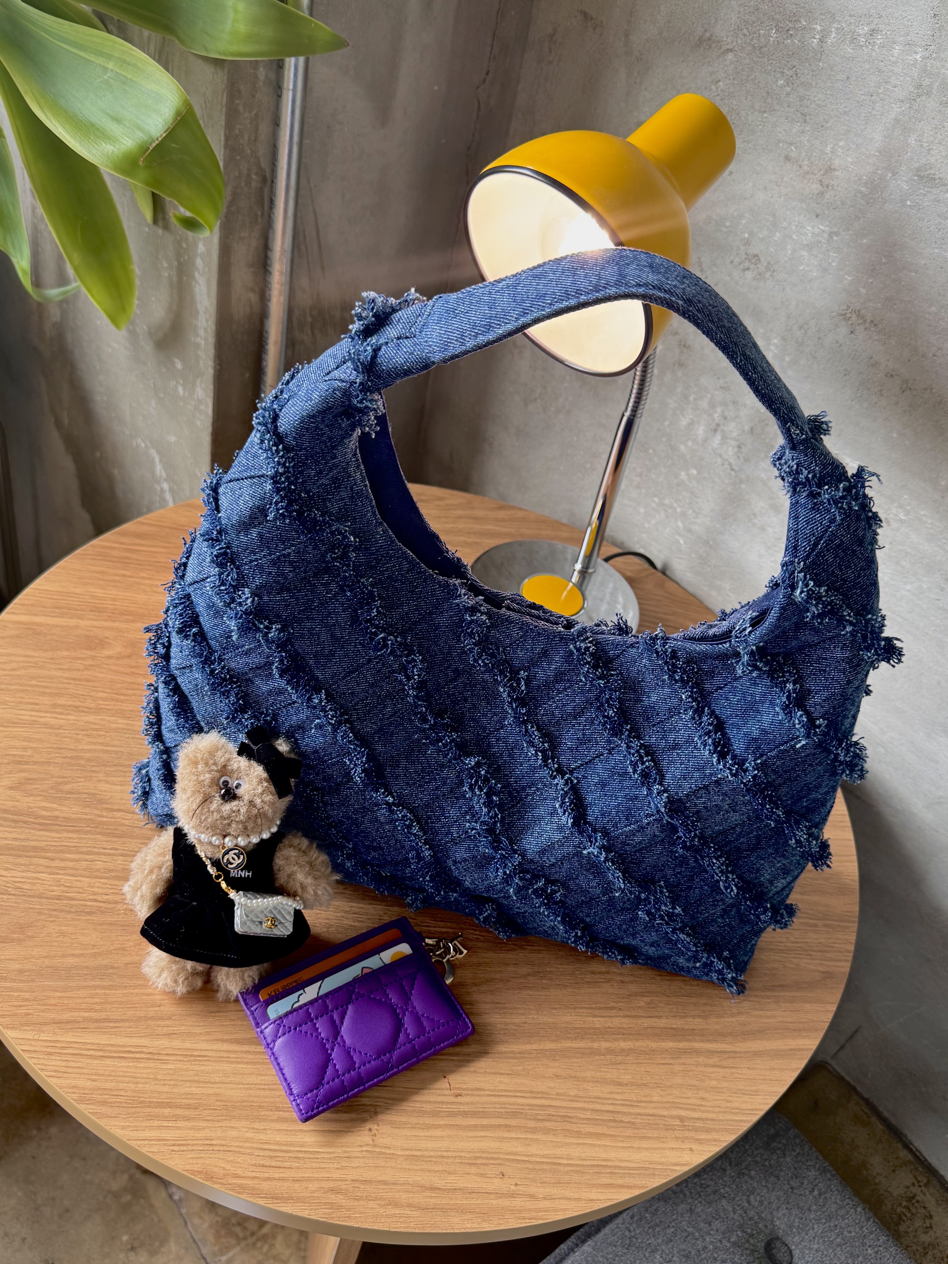 & Other Stories Braided Denim Tote Bag Blue Denim, Monamhee M.N.H Friends Bebe Keyring 착용 스타일 - 3