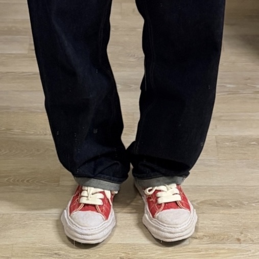 Maison Mihara Yasuhiro Peterson23 OG Sole Ripped Overdye Canvas Low-Top Sneakers Red 착용 스타일