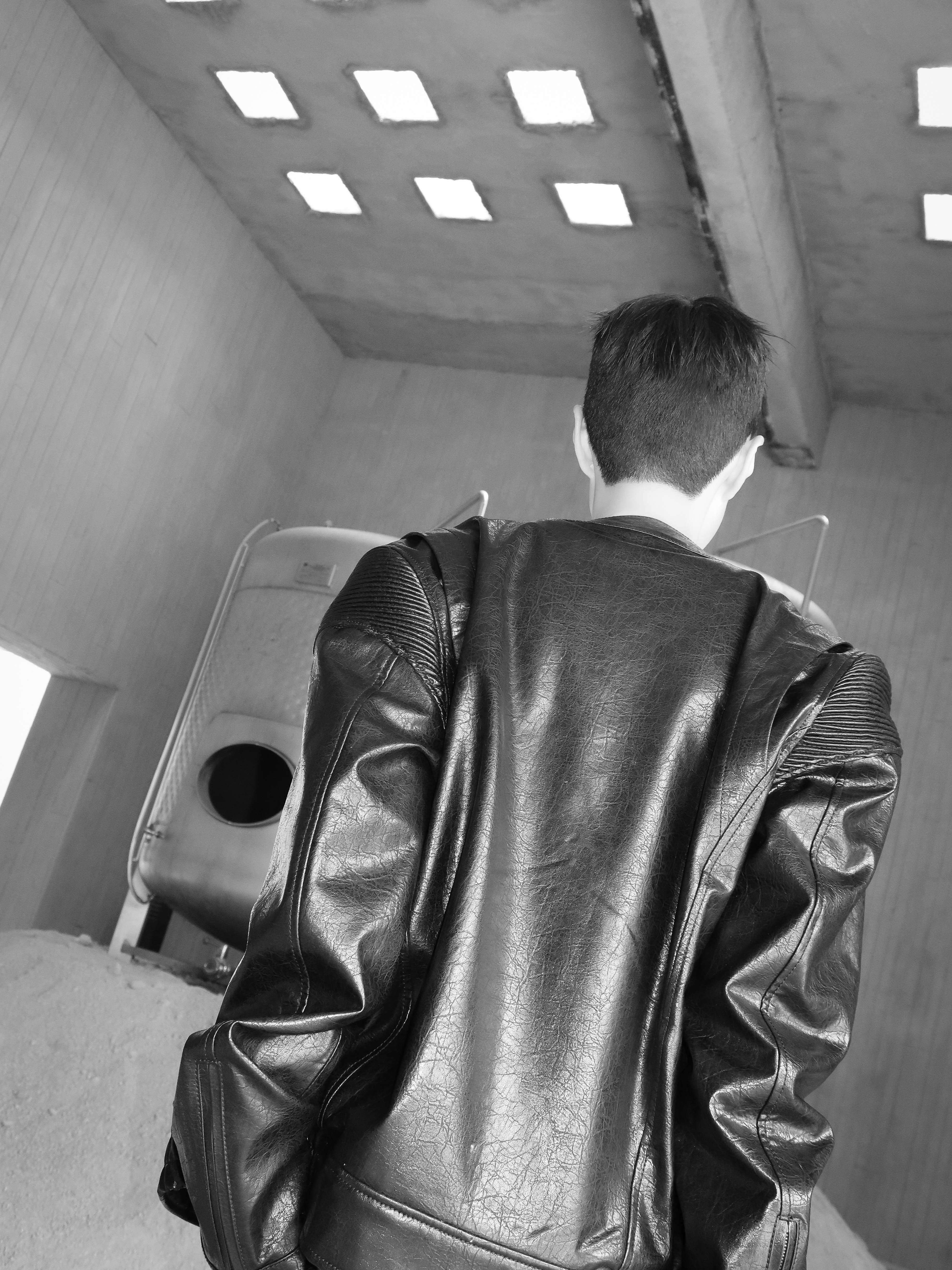 Farfromwhat Far Faux Cracked Texture Leather Jacket, Farfromwhat Far Aged Flare Jeans 착용 스타일 - 2