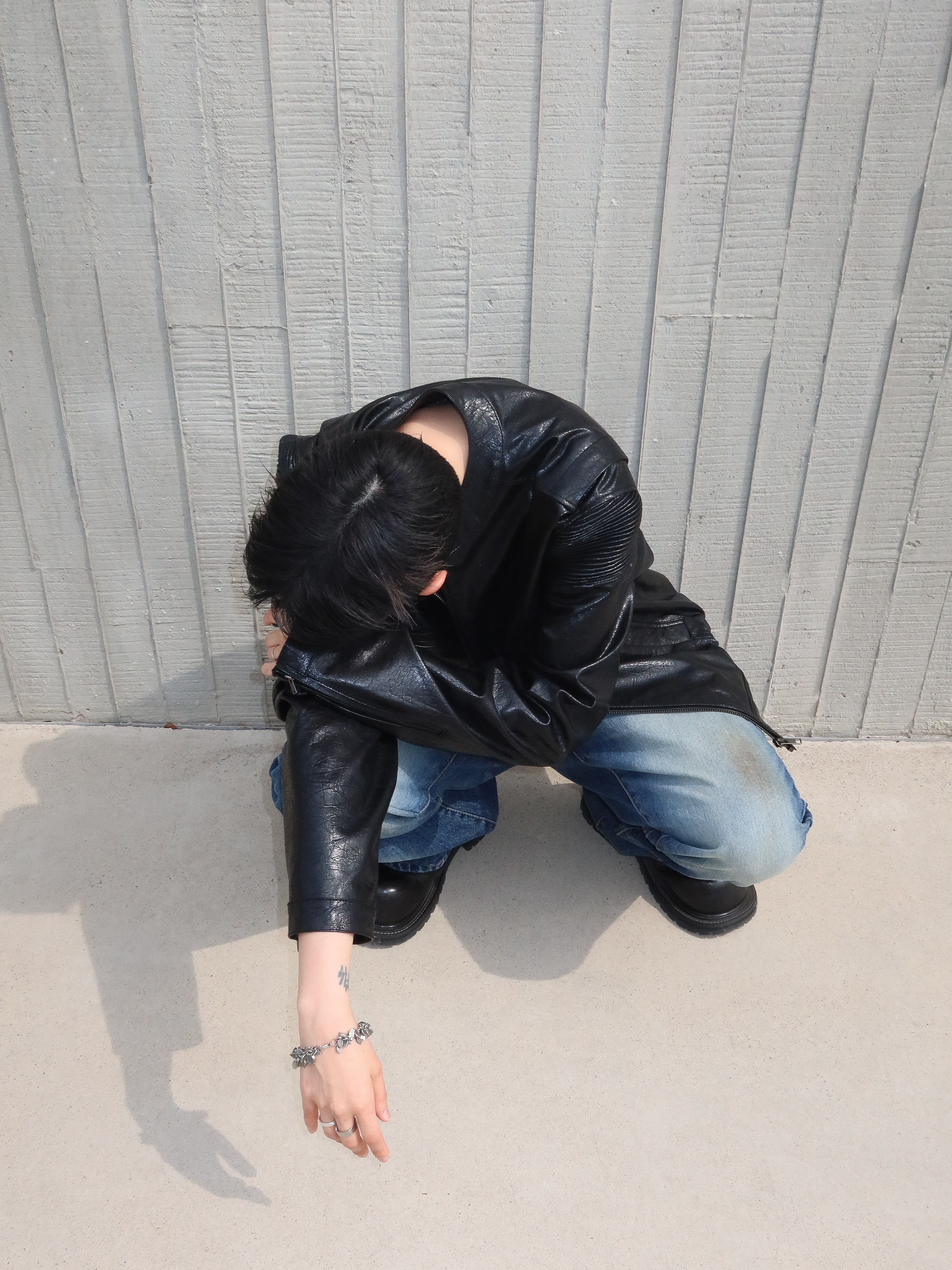 Farfromwhat Far Faux Cracked Texture Leather Jacket, Farfromwhat Far Aged Flare Jeans 착용 스타일 - 10