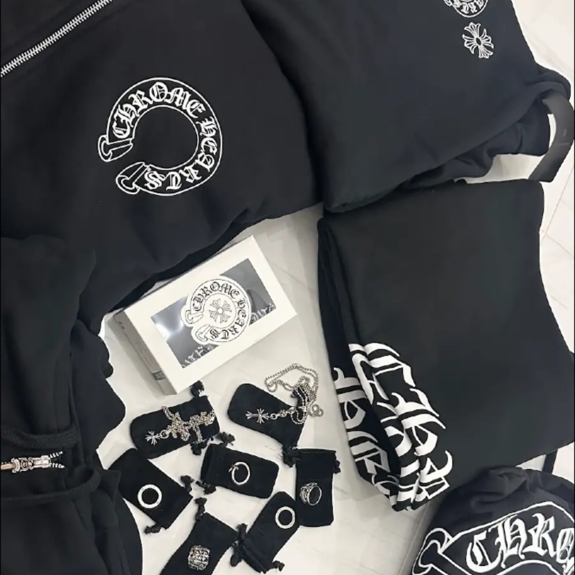 Chrome Hearts Horseshoe Floral Fuck You Logo Heavyweight Zip-Up Hoodie Black 착용 스타일