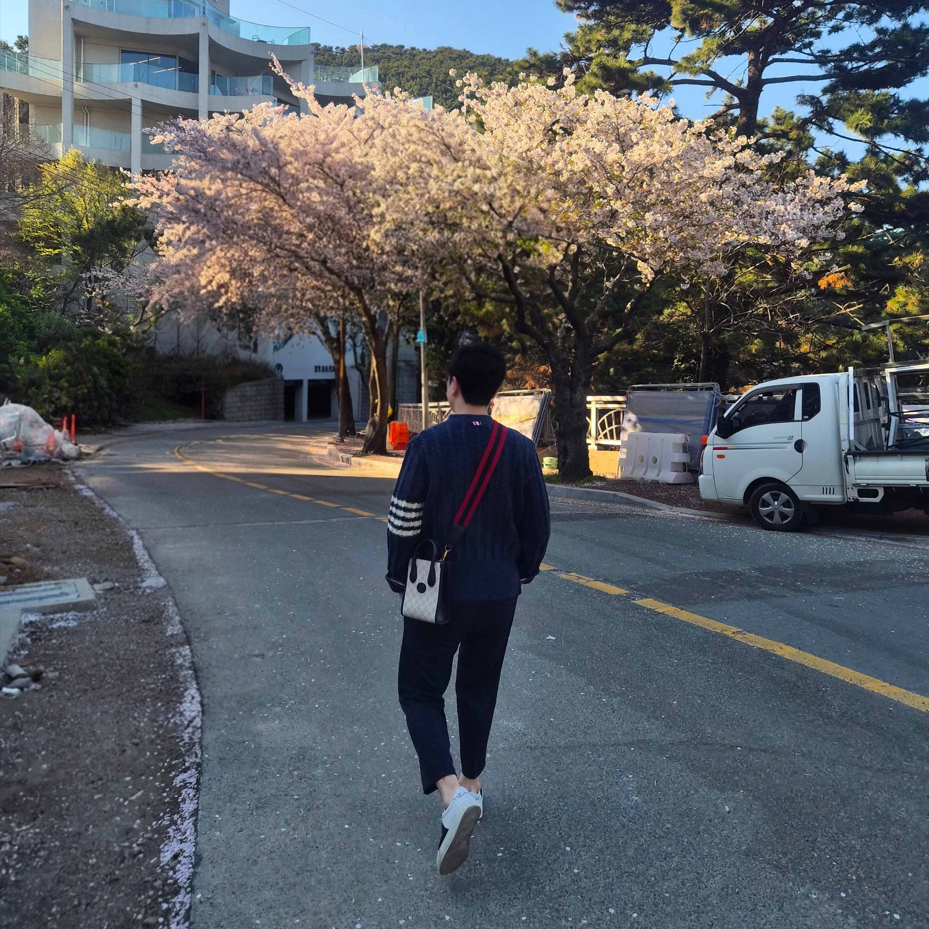 Thom Browne Donegal Twist Cable 4-Bar Classic V-Neck Cardigan Blue, AMI de Coeur LS T-Shirt Parma - 22FW 착용 스타일