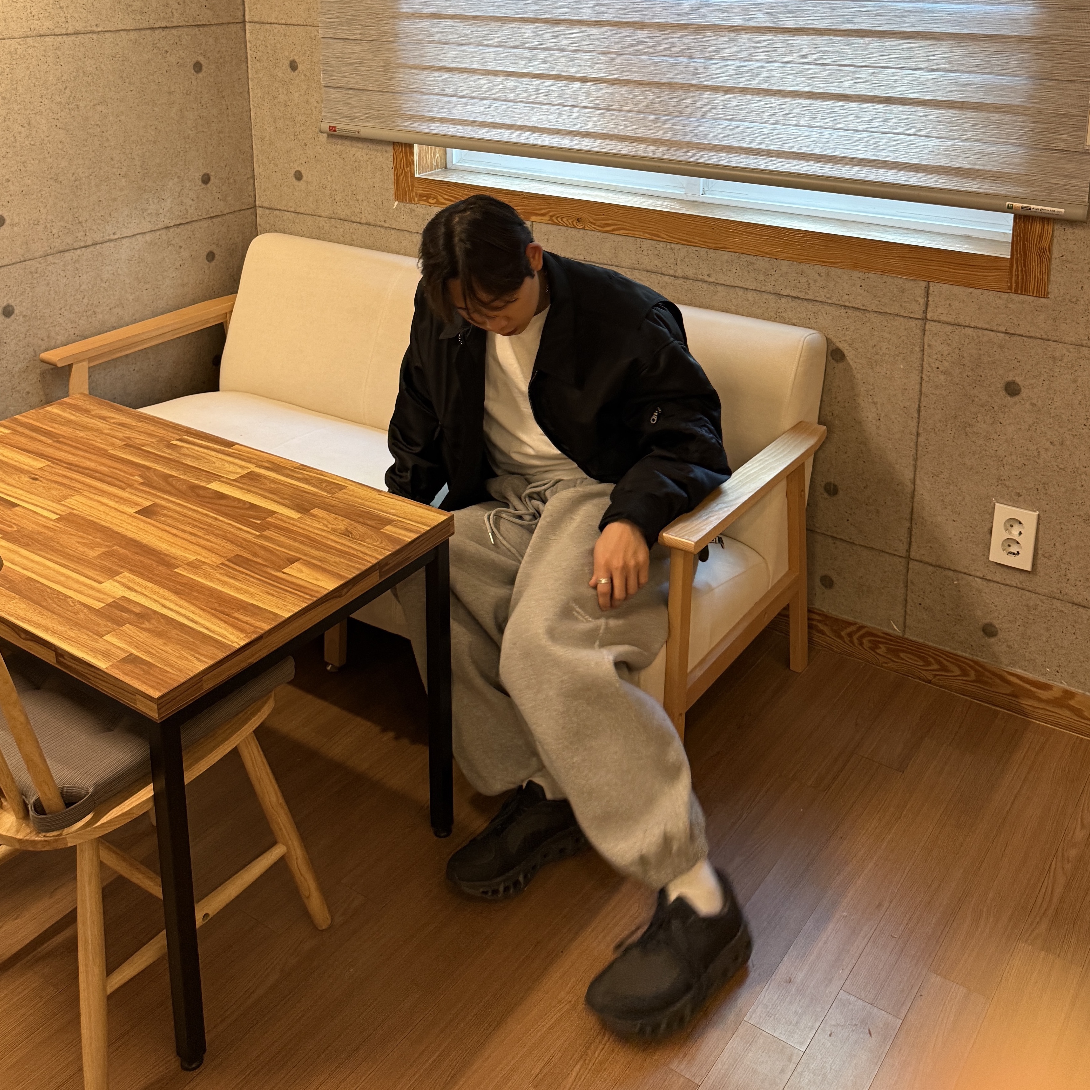 On Running x Post Archive Faction (Paf) Cloudmonster 2 Thorn Brown, Undermycar Mu.03 Anti Fxxking Logo Play Oversized Sweat Jogger Melange Gray 착용 스타일 - 4
