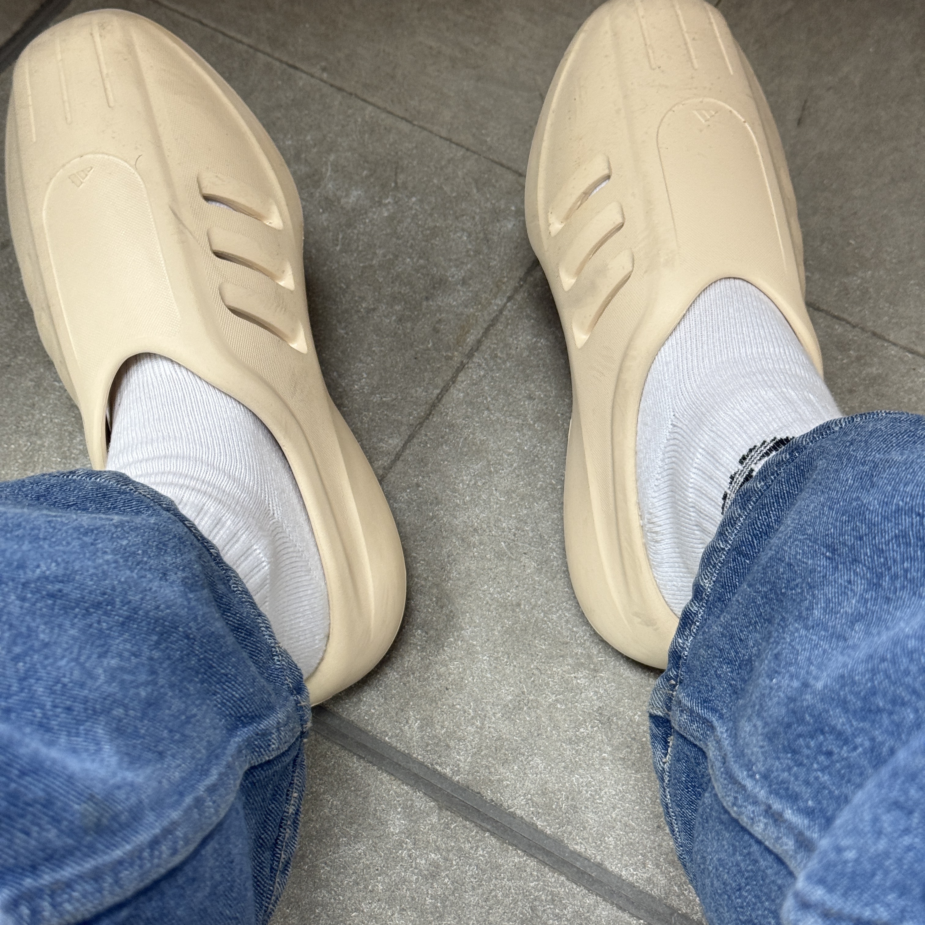 Adidas Adifom Iiinfinity Mule Crystal Sand 착용 스타일 - 2