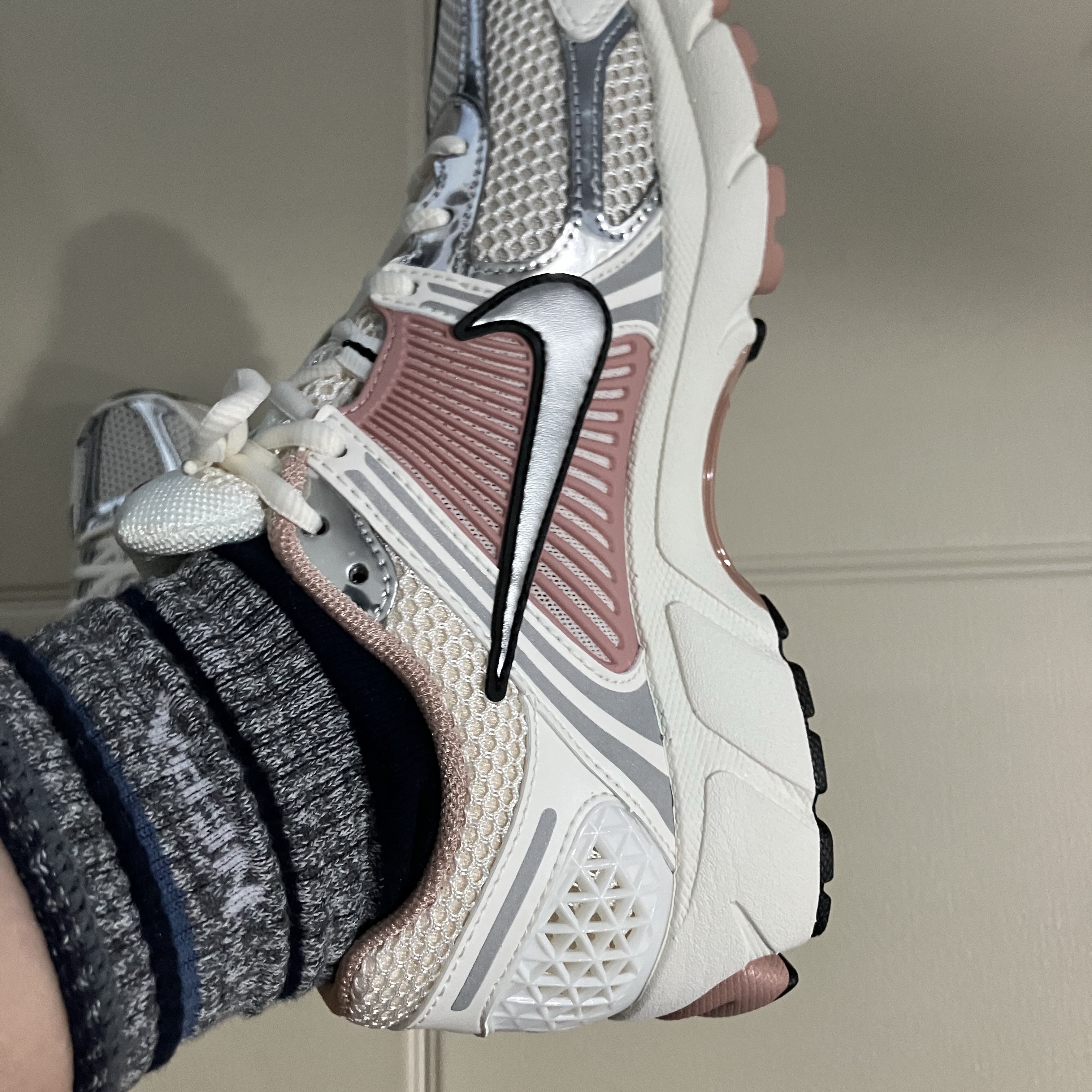 (W) Nike Zoom Vomero 5 Sail Particle Pink 착용 스타일 - 5
