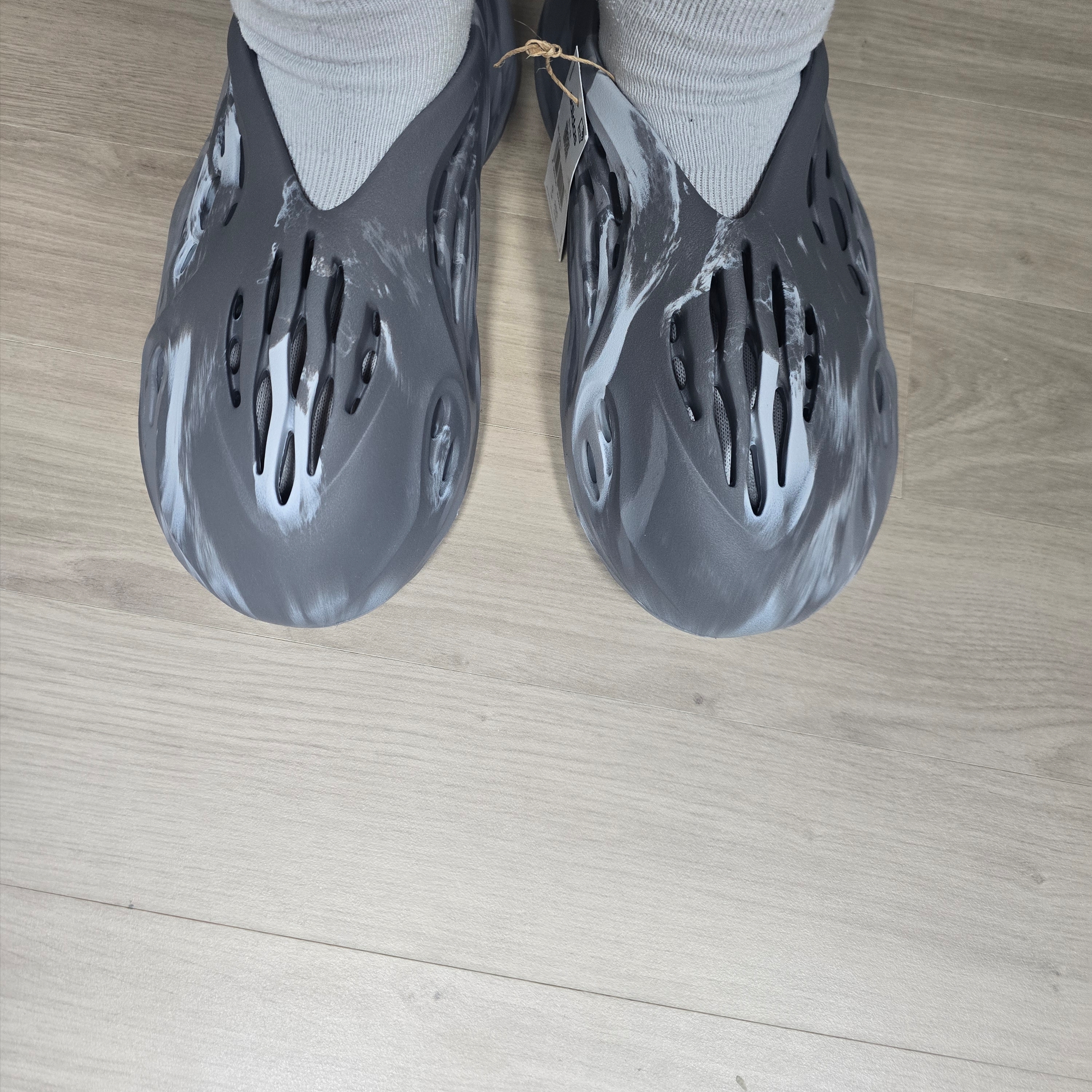 Adidas Yeezy Foam RNNR MX Granite 착용 스타일