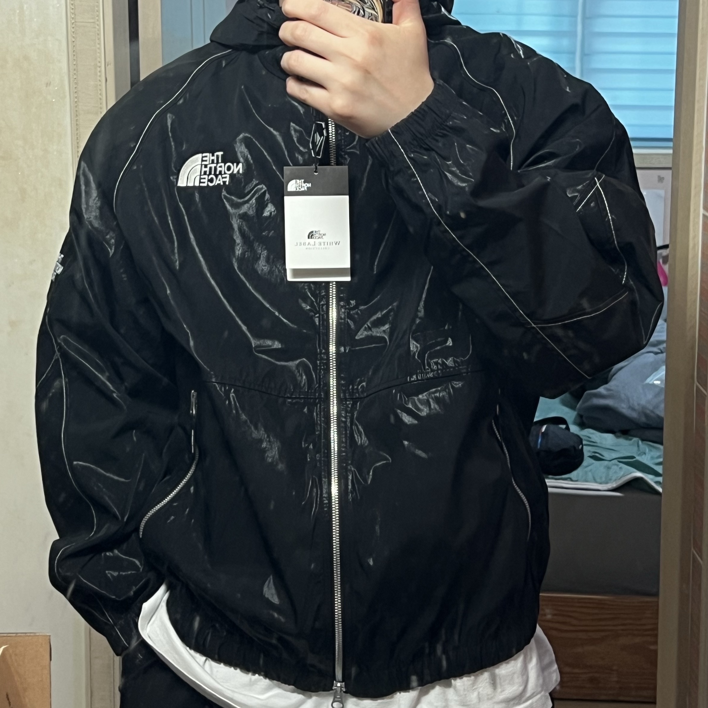 The North Face White Label Novelty Olema Hoodie Black, Salomon Mont Crossbody Bag 5 V2 Black 착용 스타일