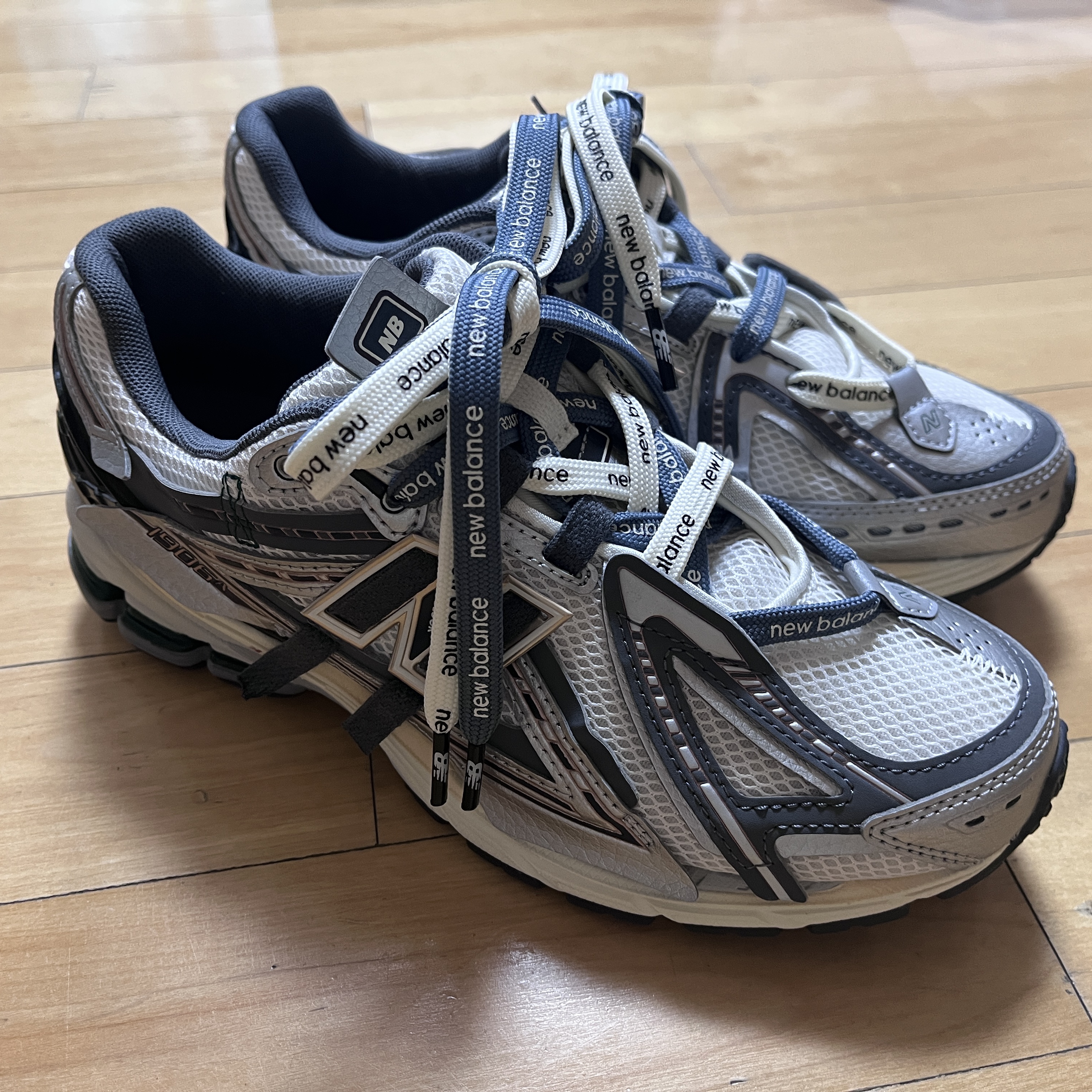 New Balance 1906A Silver Metallic Castlerock 착용 스타일
