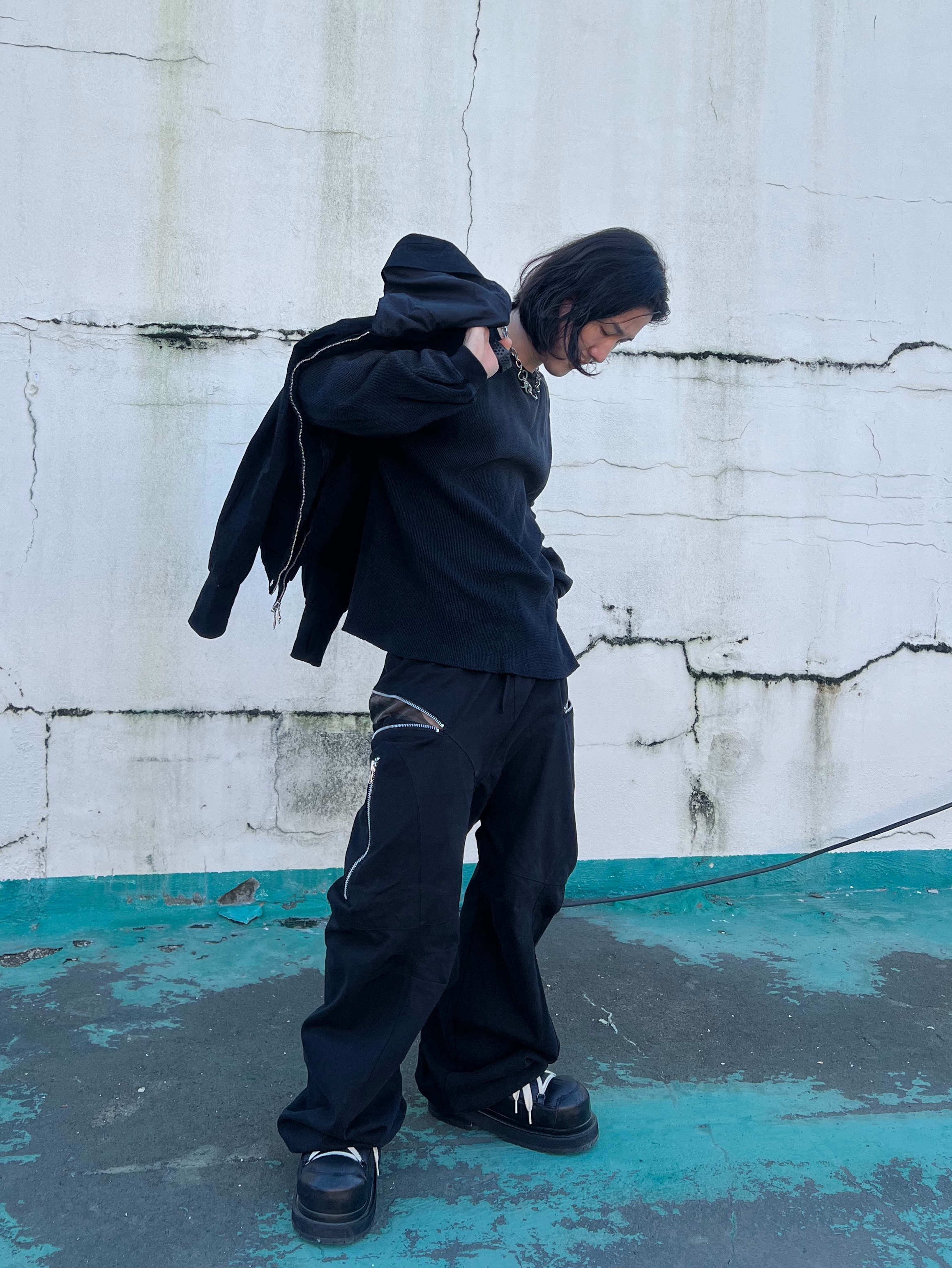 [KREAM 단독] ROARINGRAD Zipper Sagging Pants Nylon Ver. Black, Our Legacy Ladon Brass Keychain Matte Nickel 착용 스타일 - 9
