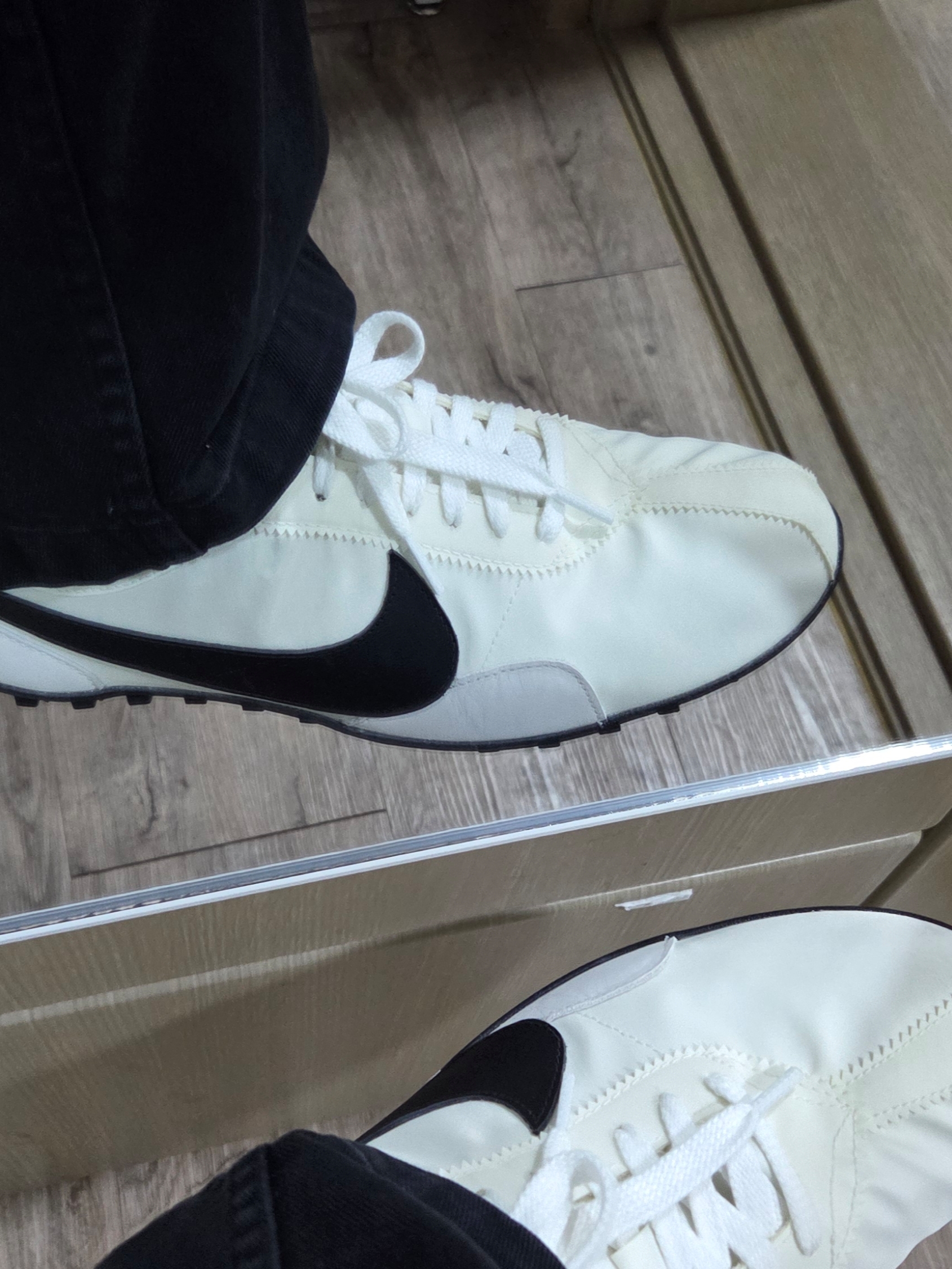 (W) Nike Moon Shoe Soft Pearl and Black 착용 스타일 - 6