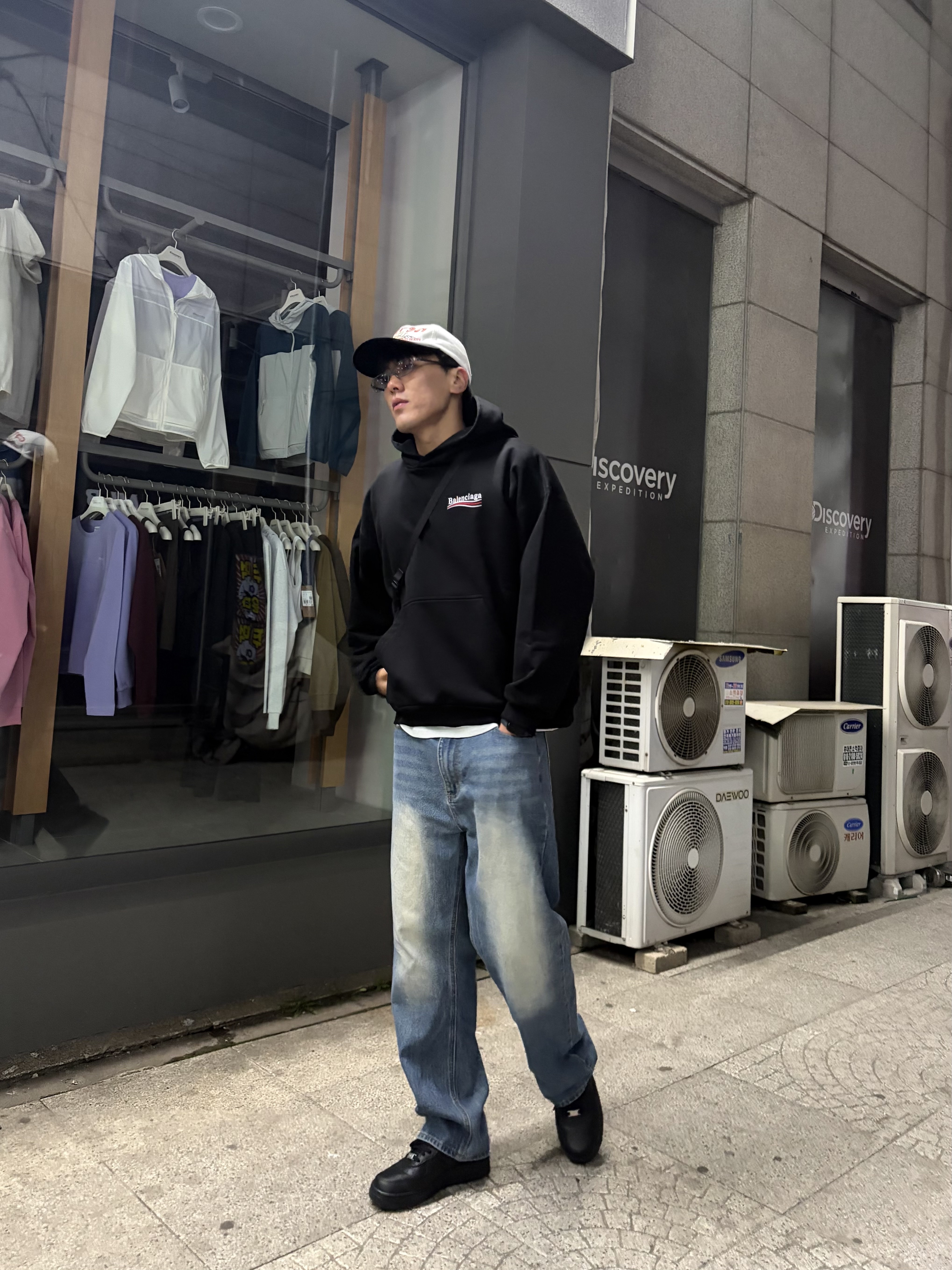 Balenciaga Medium Fit Hoodie Black White, Nike Air Force 1 '07 Low Triple Black 착용 스타일 - 1