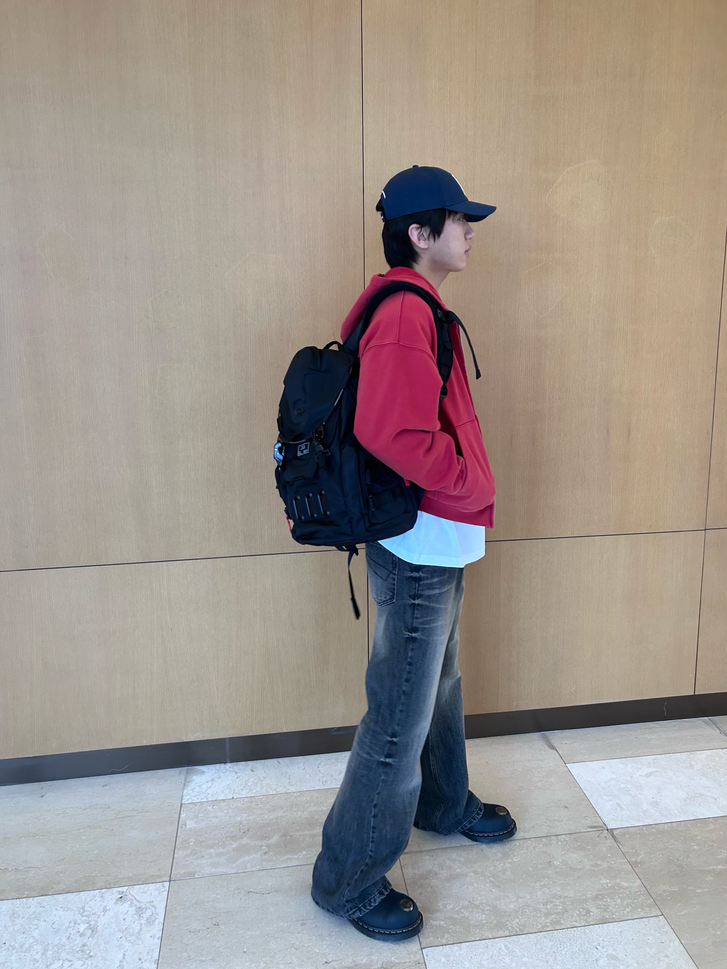Oakley Bathroom Sink RC Backpack Blackout - 26SS, Dr. Martens 1461 MT Black 착용 스타일 - 3