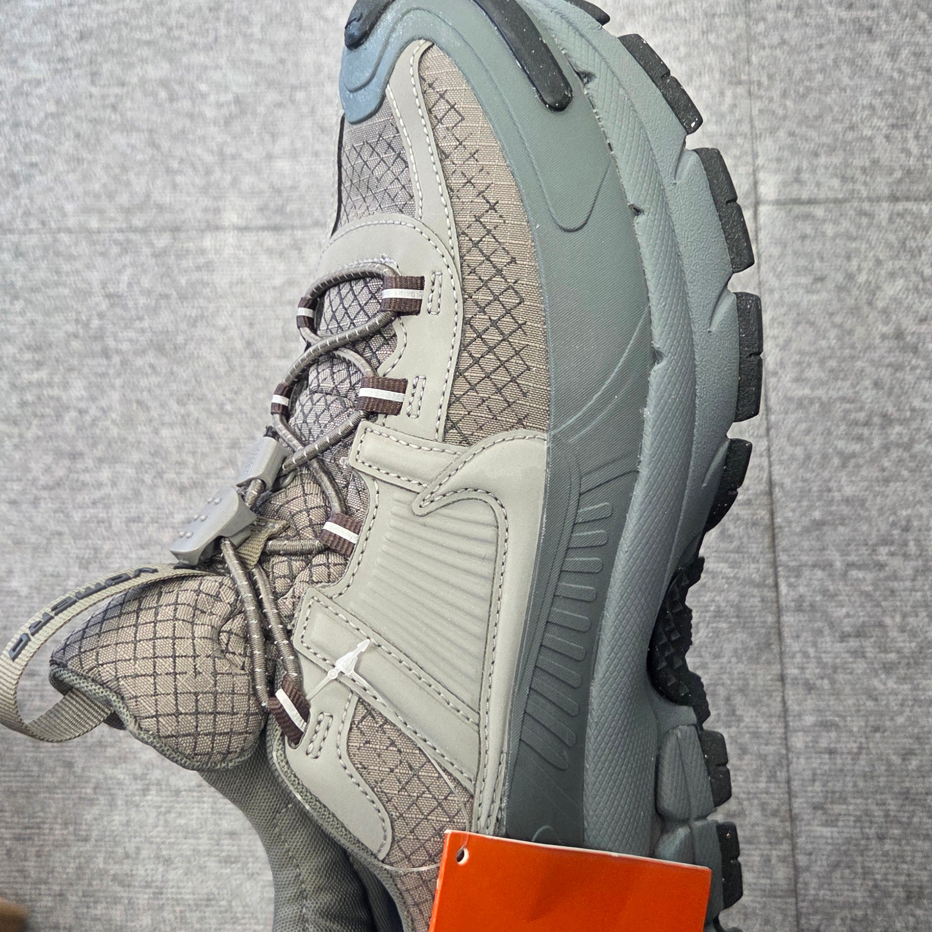 Nike Zoom Vomero Roam Metallic Pewter Cool Grey 착용 스타일 - 1