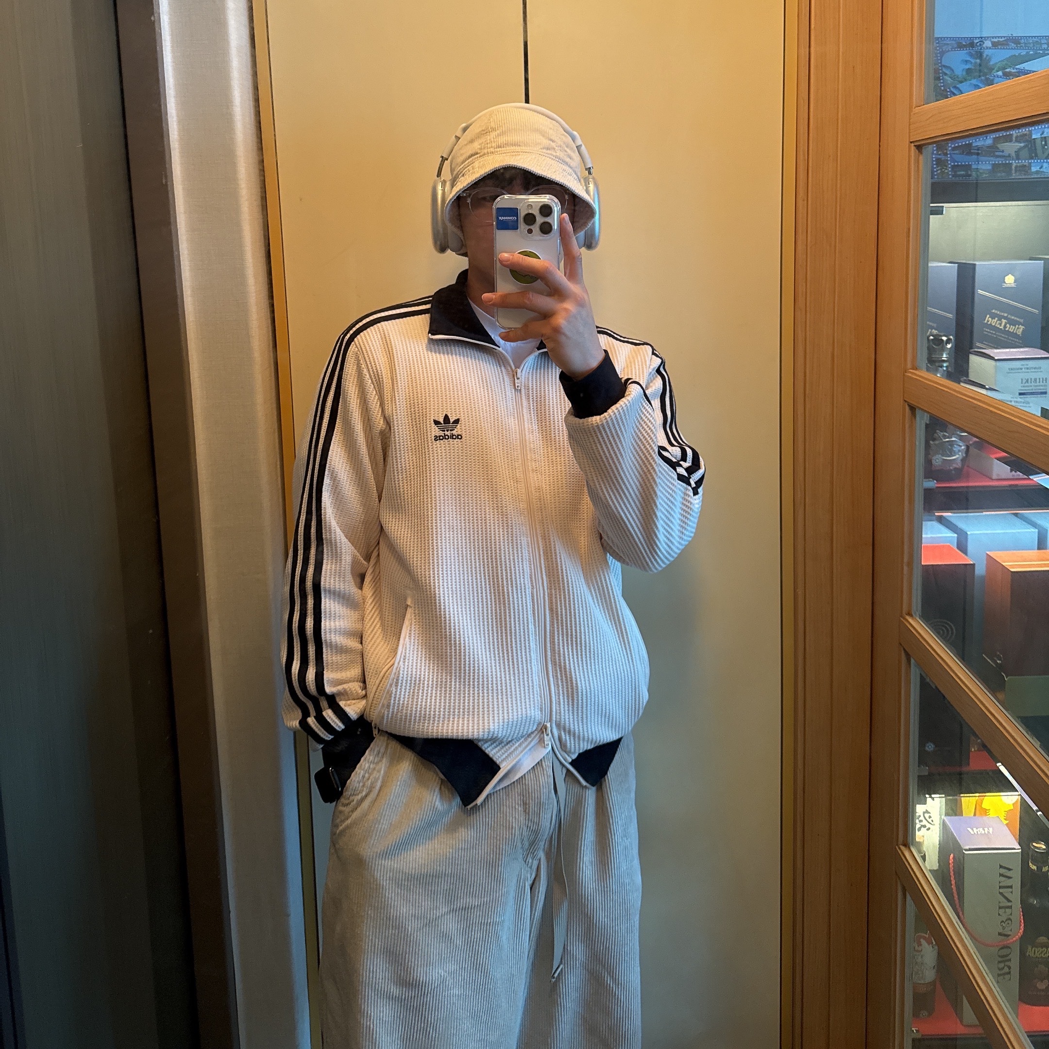 Adidas Waffle Beckenbauer Track Top Wonder White - KR Sizing, Apple AirPods Max Lightning Silver (Korean Ver.) 착용 스타일 - 1