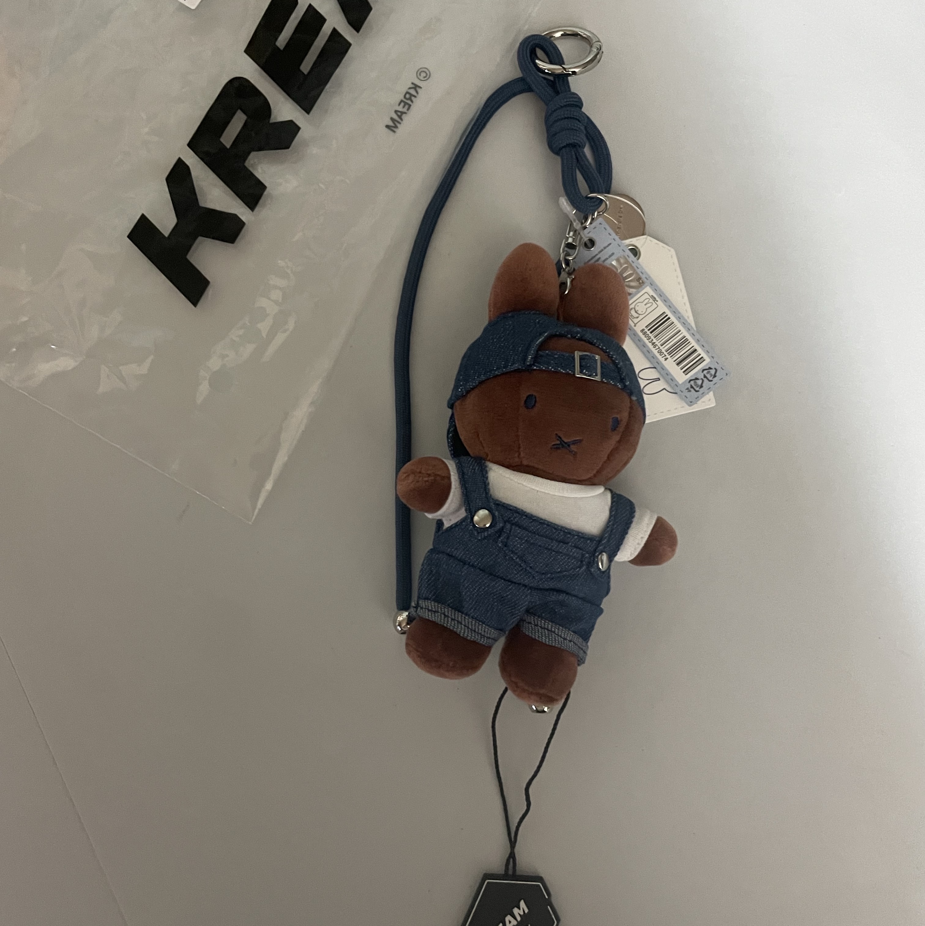 Miffy Seoul Denim Edition Poppy Keyring 착용 스타일 - 3