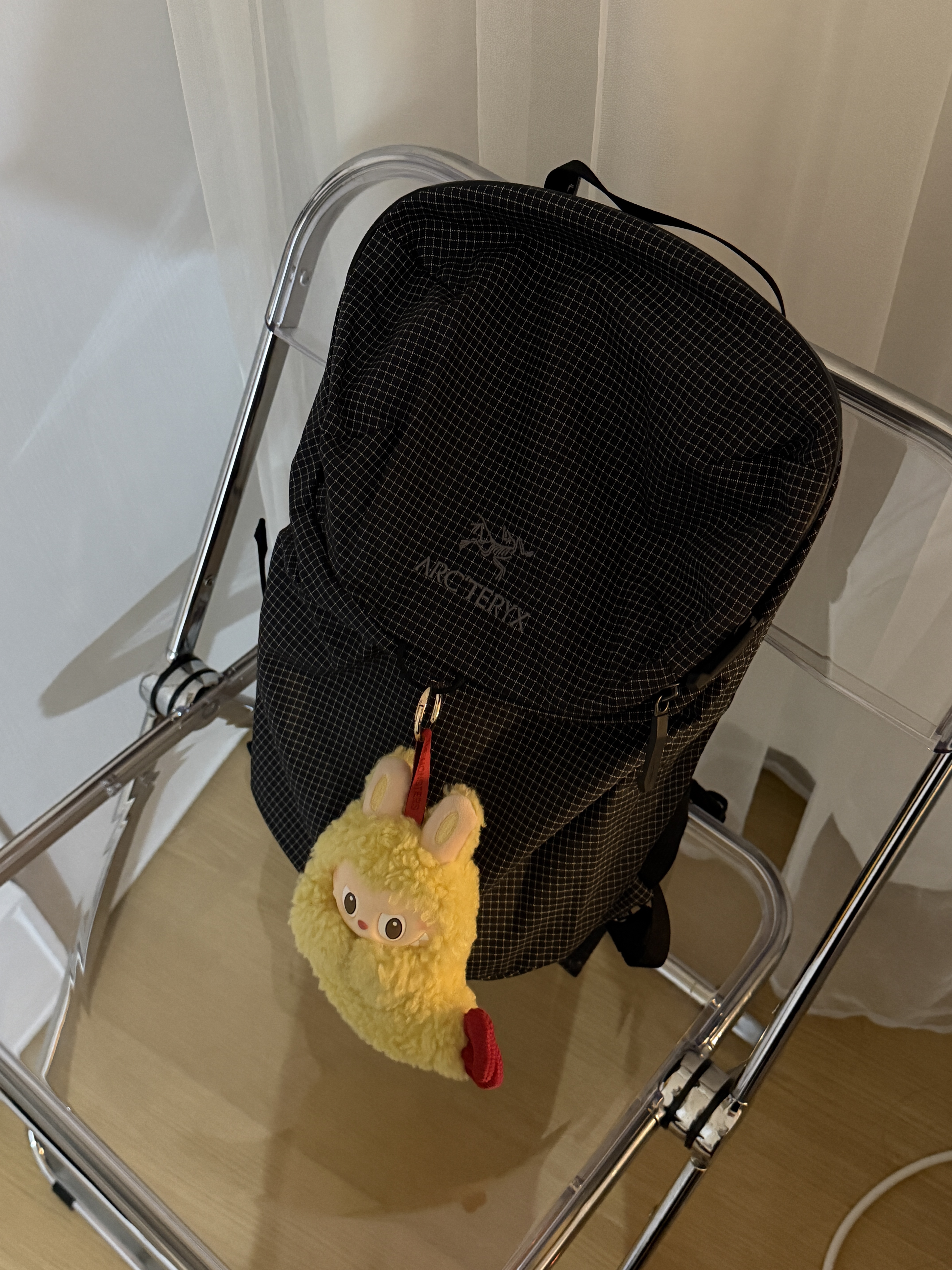 Arc'teryx Konseal 15 Backpack Black, Pop Mart Labubu The Monsters Wacky Mart Series Earphone Case 착용 스타일