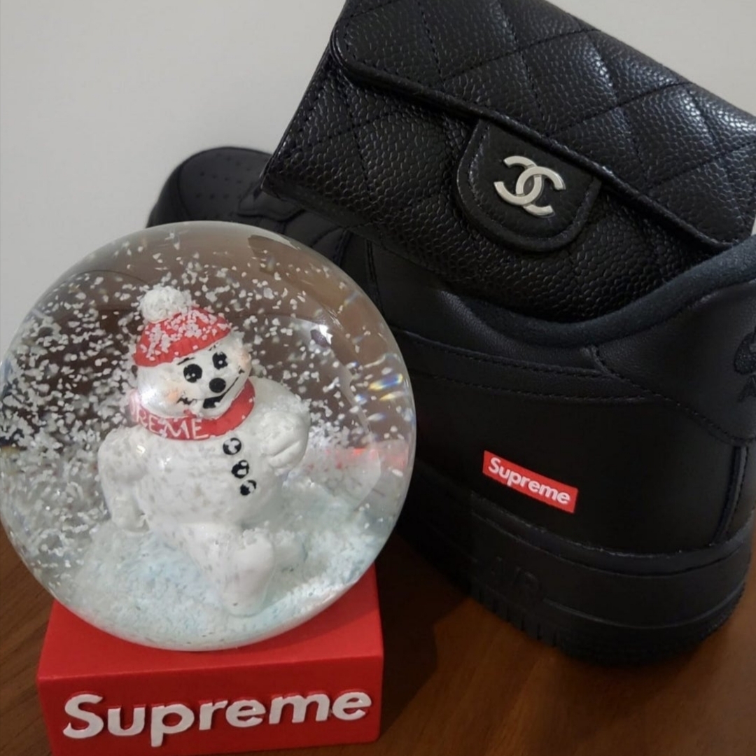 Chanel Classic Card Holder Grained Calfskin & Silver Black, Supreme Snowman Snowglobe Red 착용 스타일