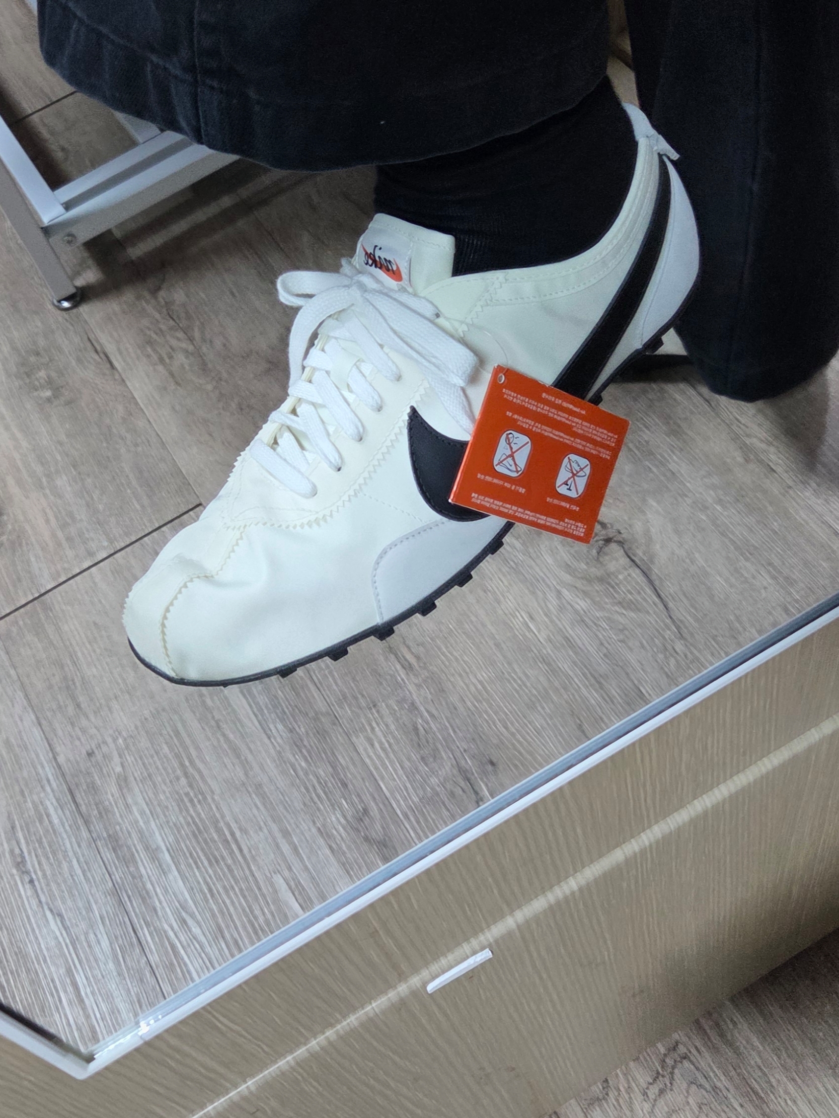 (W) Nike Moon Shoe Soft Pearl and Black 착용 스타일 - 5