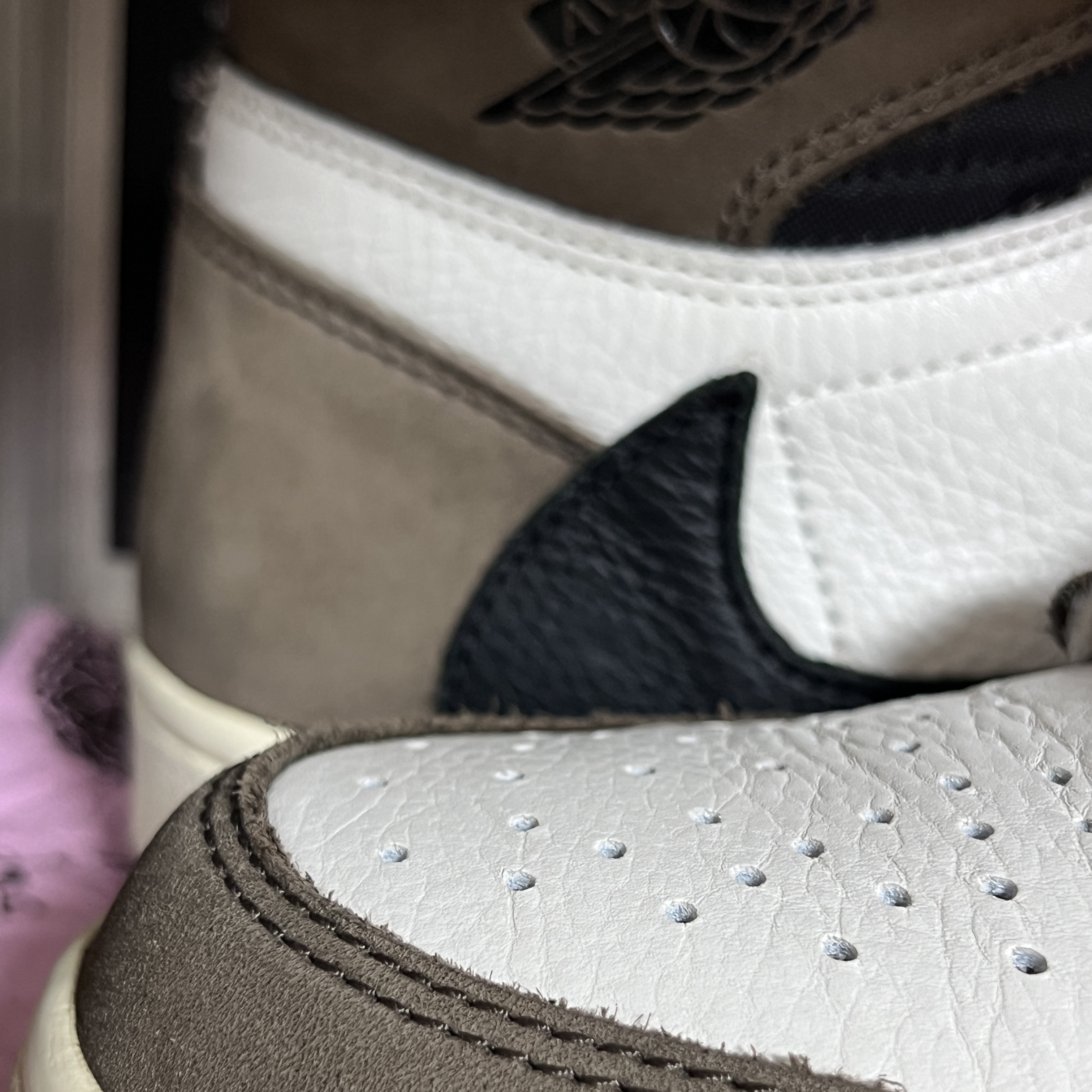 Jordan 1 x Travis Scott Retro High OG SP Mocha 착용 스타일 - 2