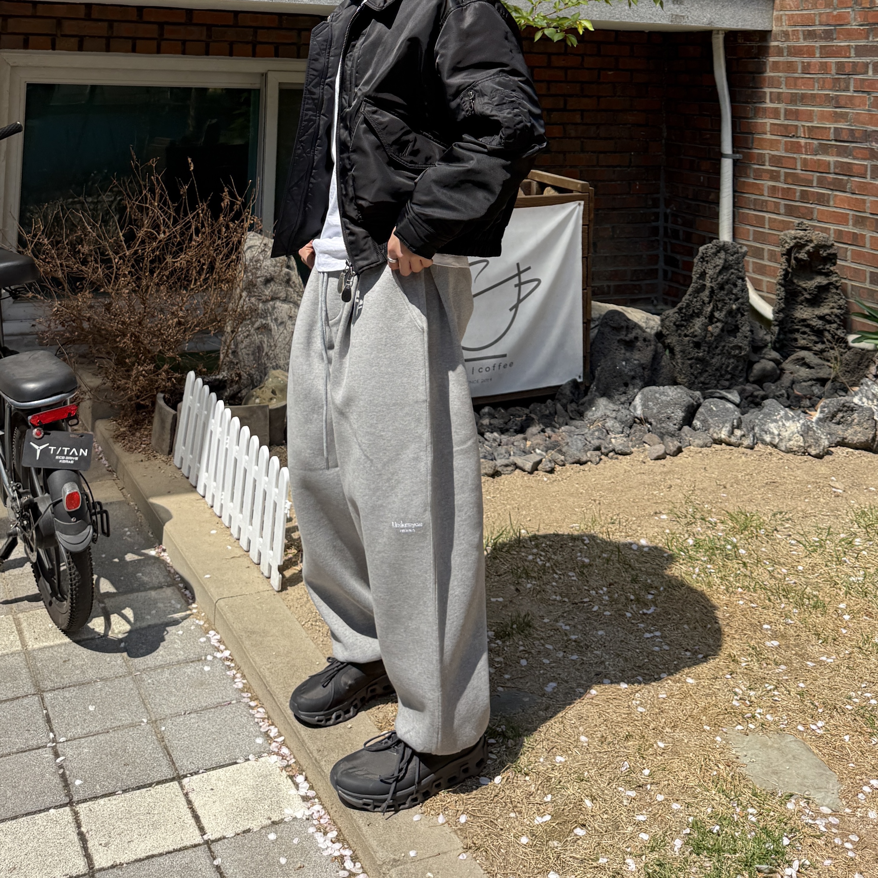 On Running x Post Archive Faction (Paf) Cloudmonster 2 Thorn Brown, Undermycar Mu.03 Anti Fxxking Logo Play Oversized Sweat Jogger Melange Gray 착용 스타일 - 8