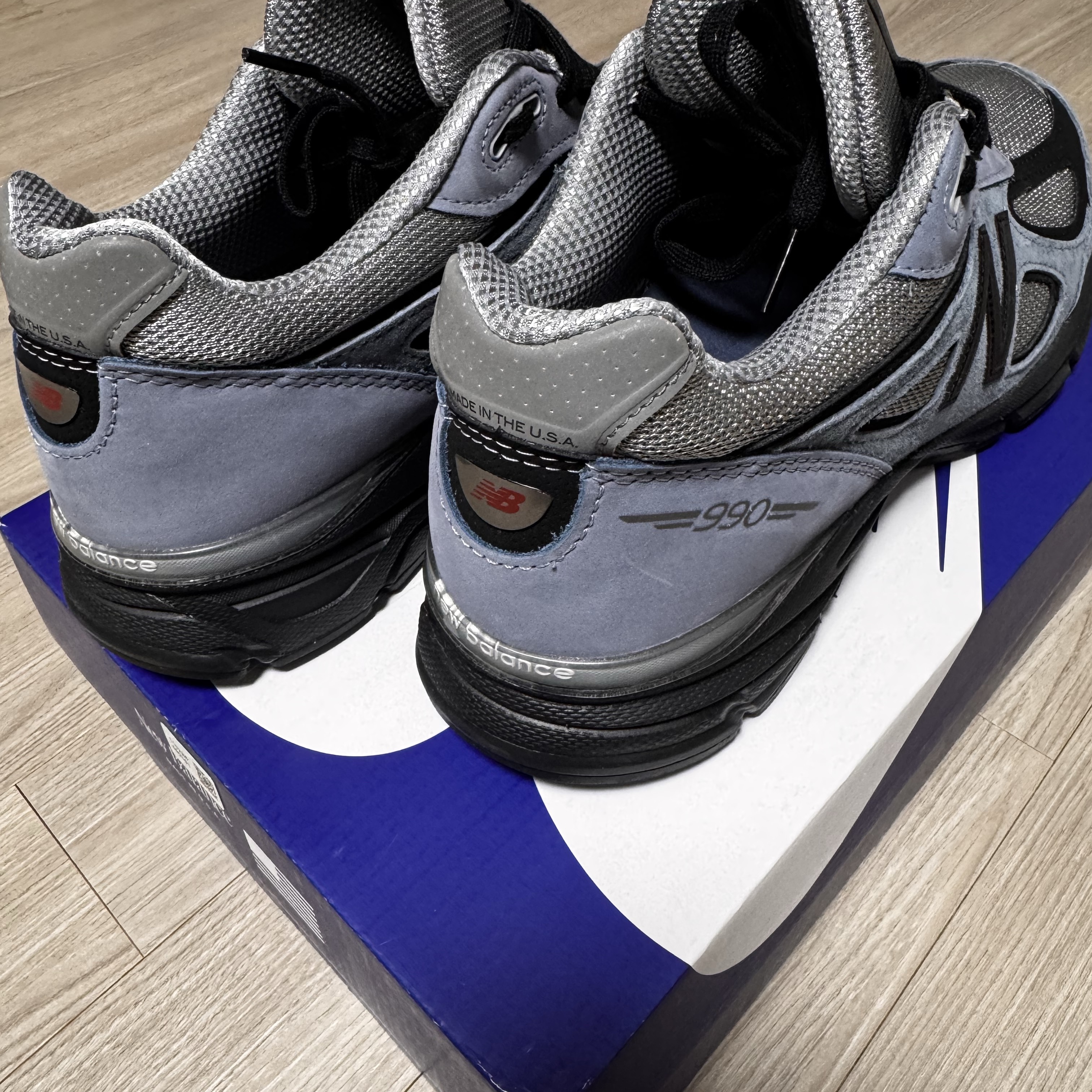 New Balance 990v4 Made in USA Arctic Grey 착용 스타일 - 3