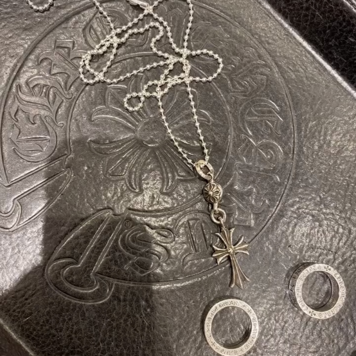Chrome Hearts 1 Ball Tiny CH Cross Pendant Silver 착용 스타일