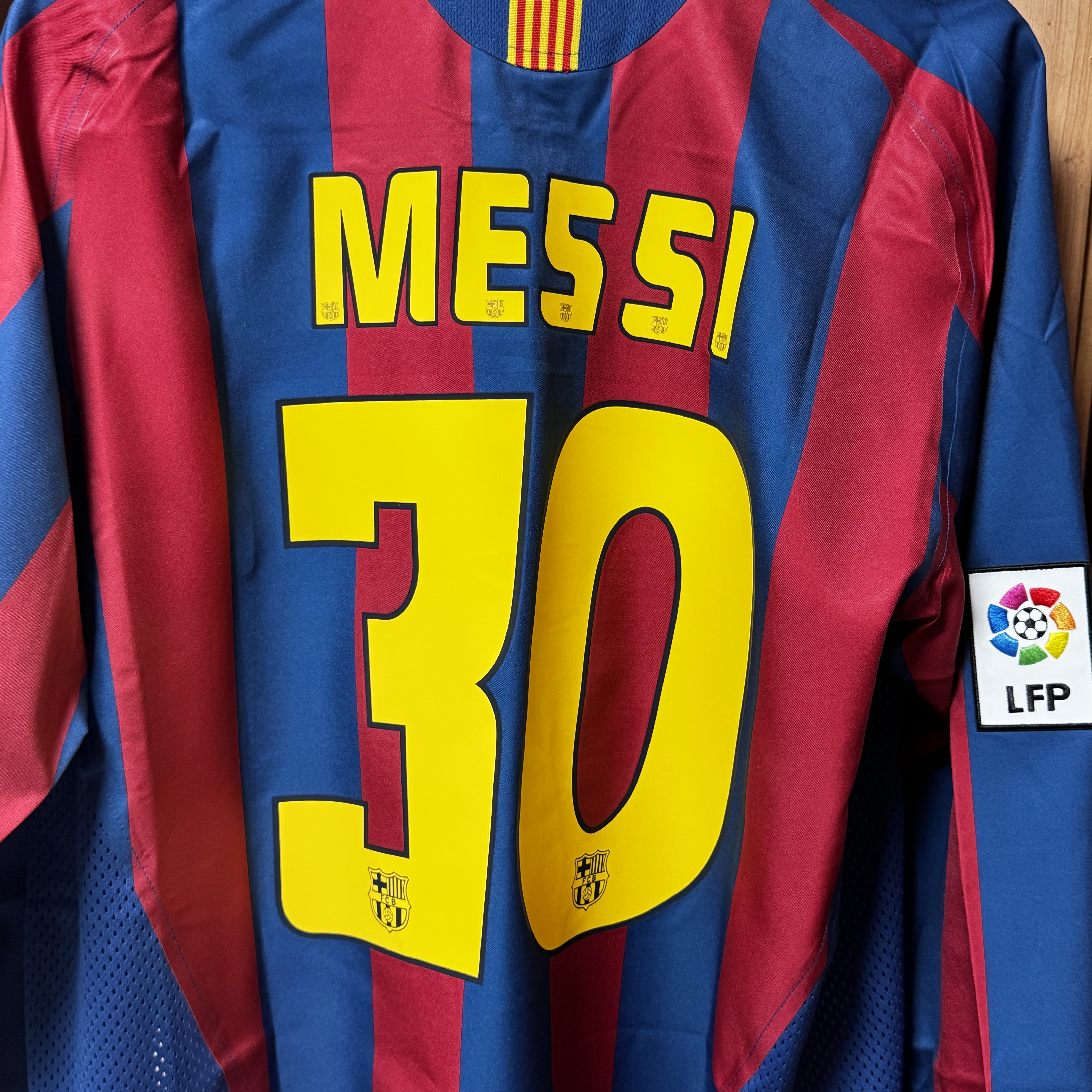 Nike Ronaldinho FC Barcelona 2005/06 Retro Soccer Replica Long-Sleeve Jersey (HQ1462-471) (Marking Ver.), Nike FC Barcelona 2005/06 Retro Soccer Replica Long-Sleeve Jersey (HQ1461-471) (Non Marking Ver.) 착용 스타일
