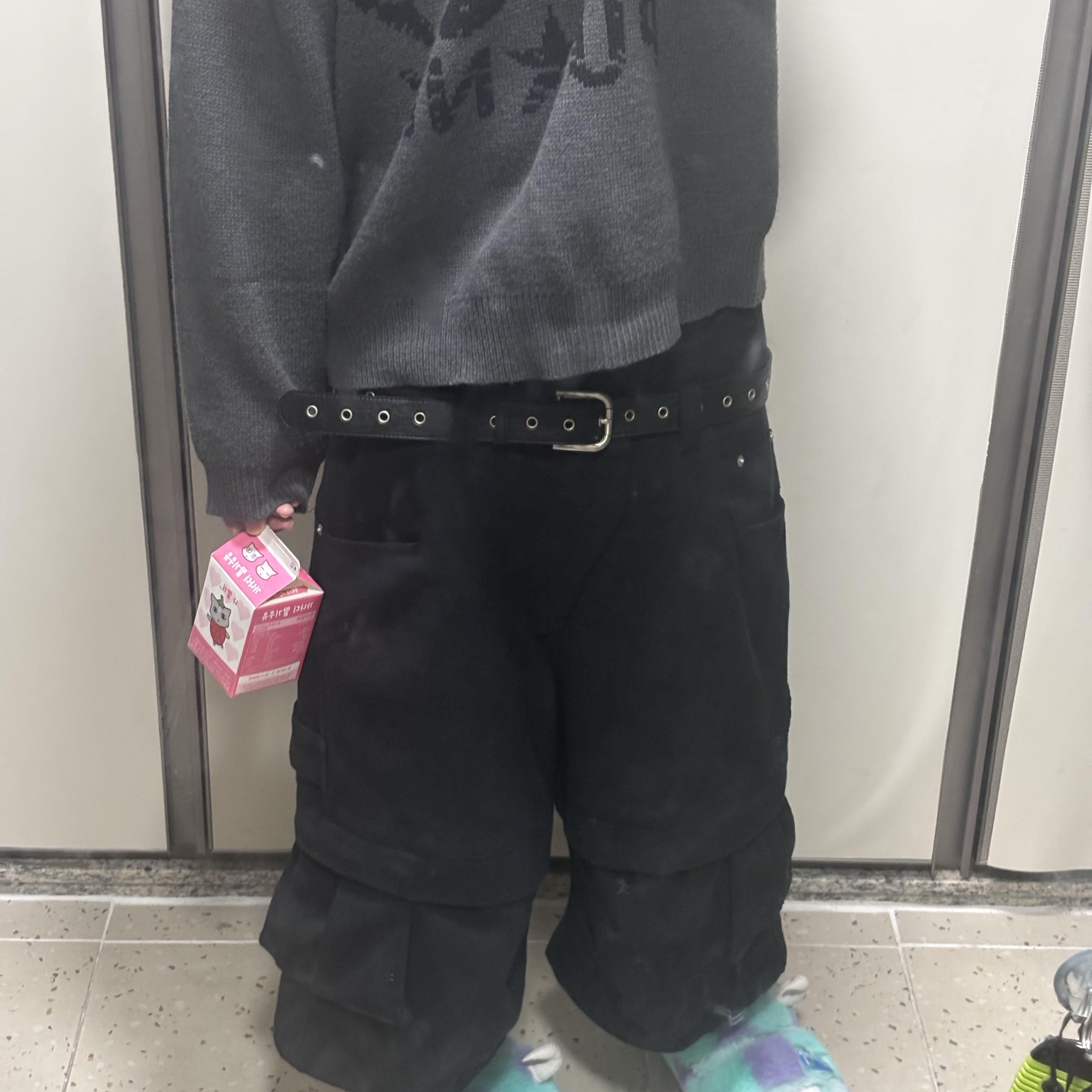 Crocs x Disney Pixar Monters, Inc. Sulley Classic Cozzzy Sandal Multi, Kamien Titan Bermuda Pants Black 착용 스타일