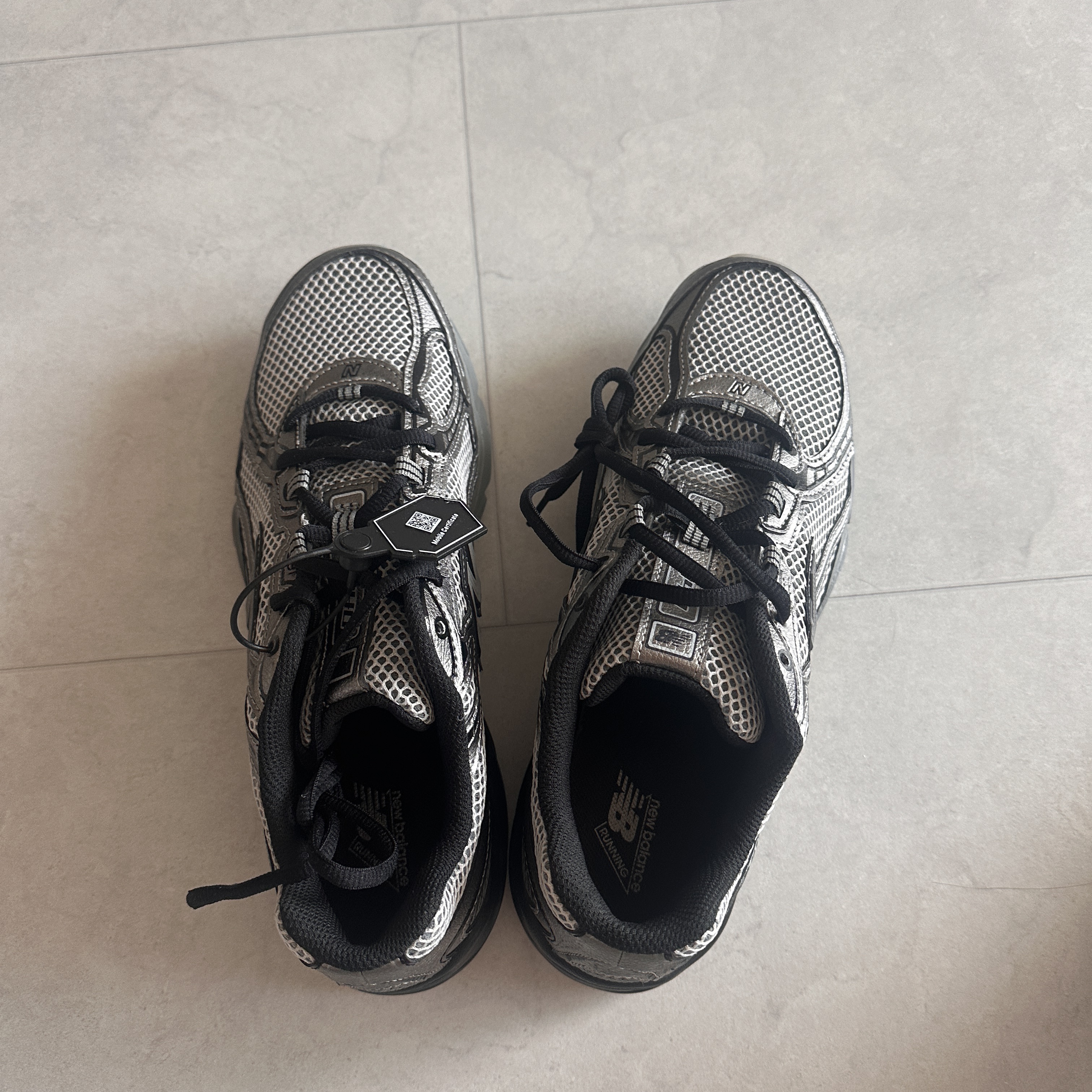 New Balance 740 Dark Silver Metallic 착용 스타일