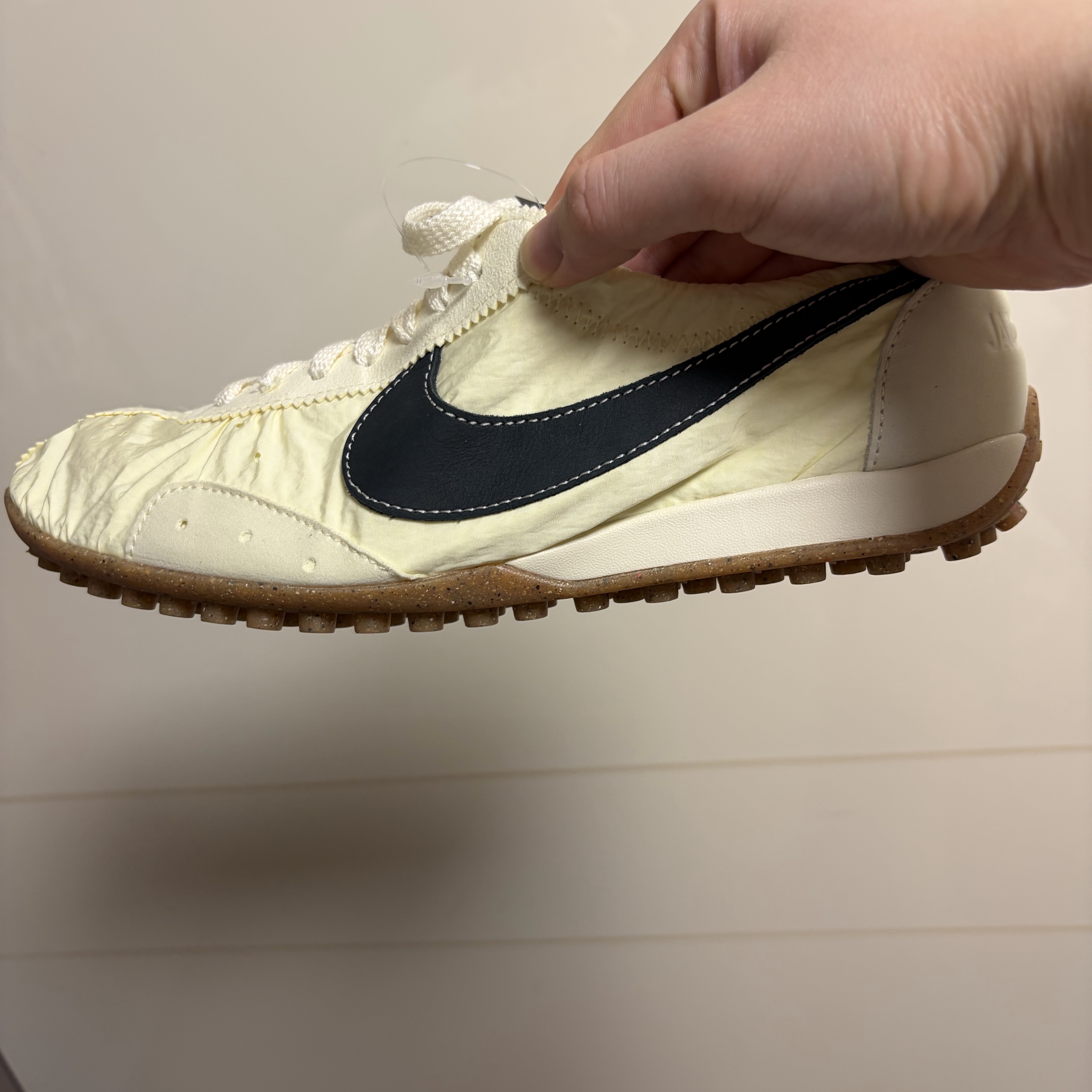 (W) Nike Moon Shoe Soft Pearl and Black, Nike x Jacquemus Moon Shoe SP Alabaster Off Noir 착용 스타일 - 2