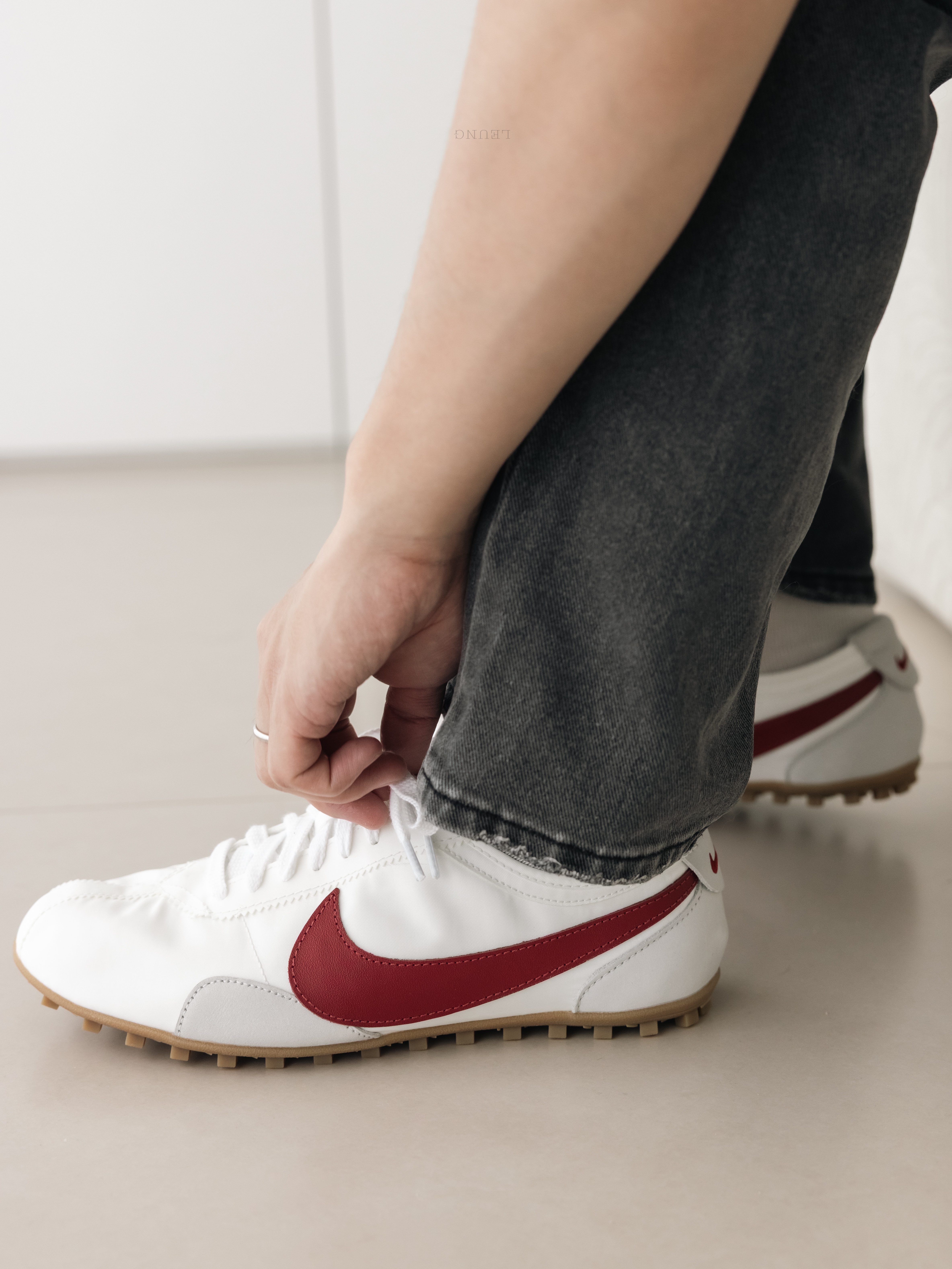 (W) Nike Moon Shoe Summit White Team Crimson 착용 스타일 - 4
