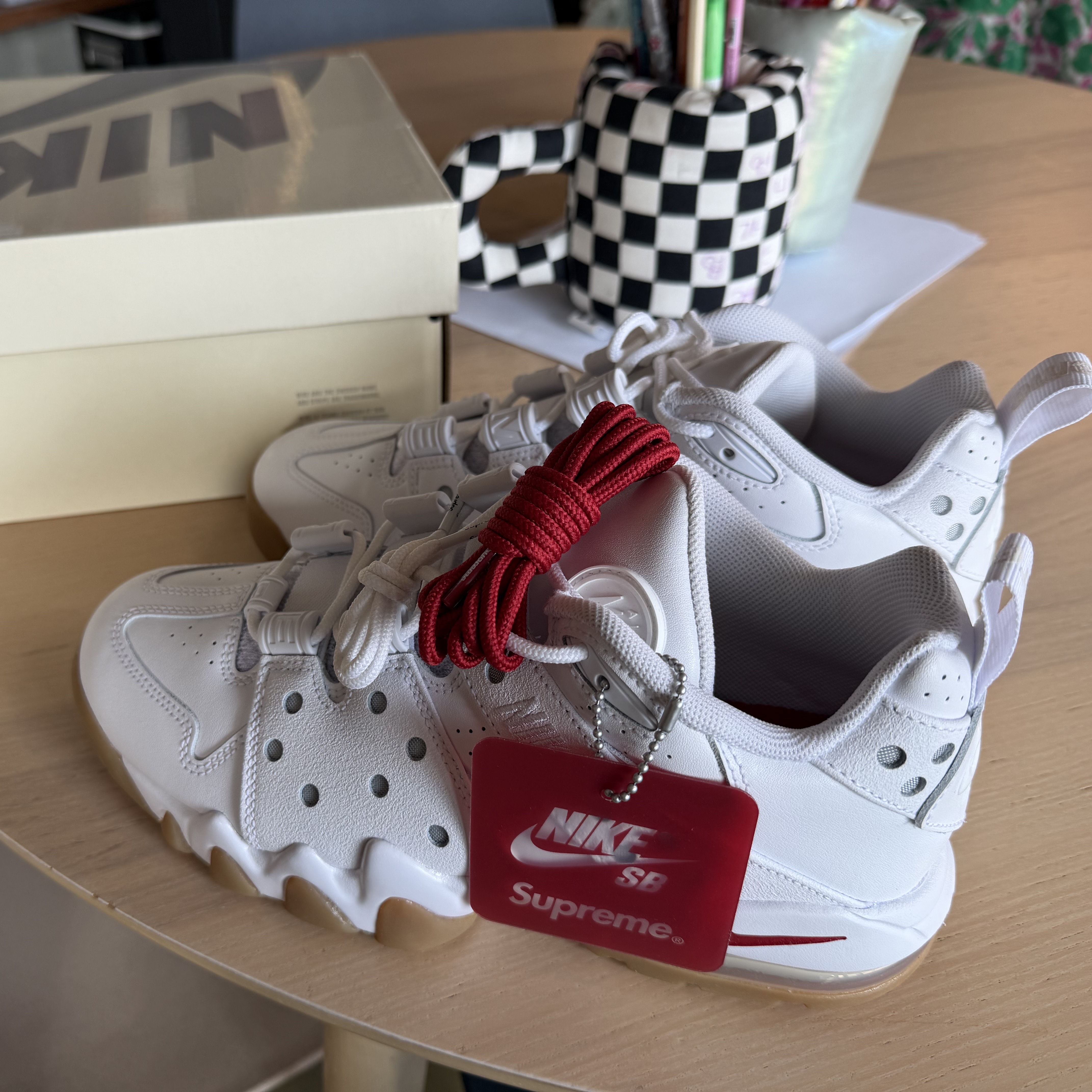 Nike x Supreme SB Air Max 2 CB 94 Low White Varsity Red White Gum Light Brown 착용 스타일