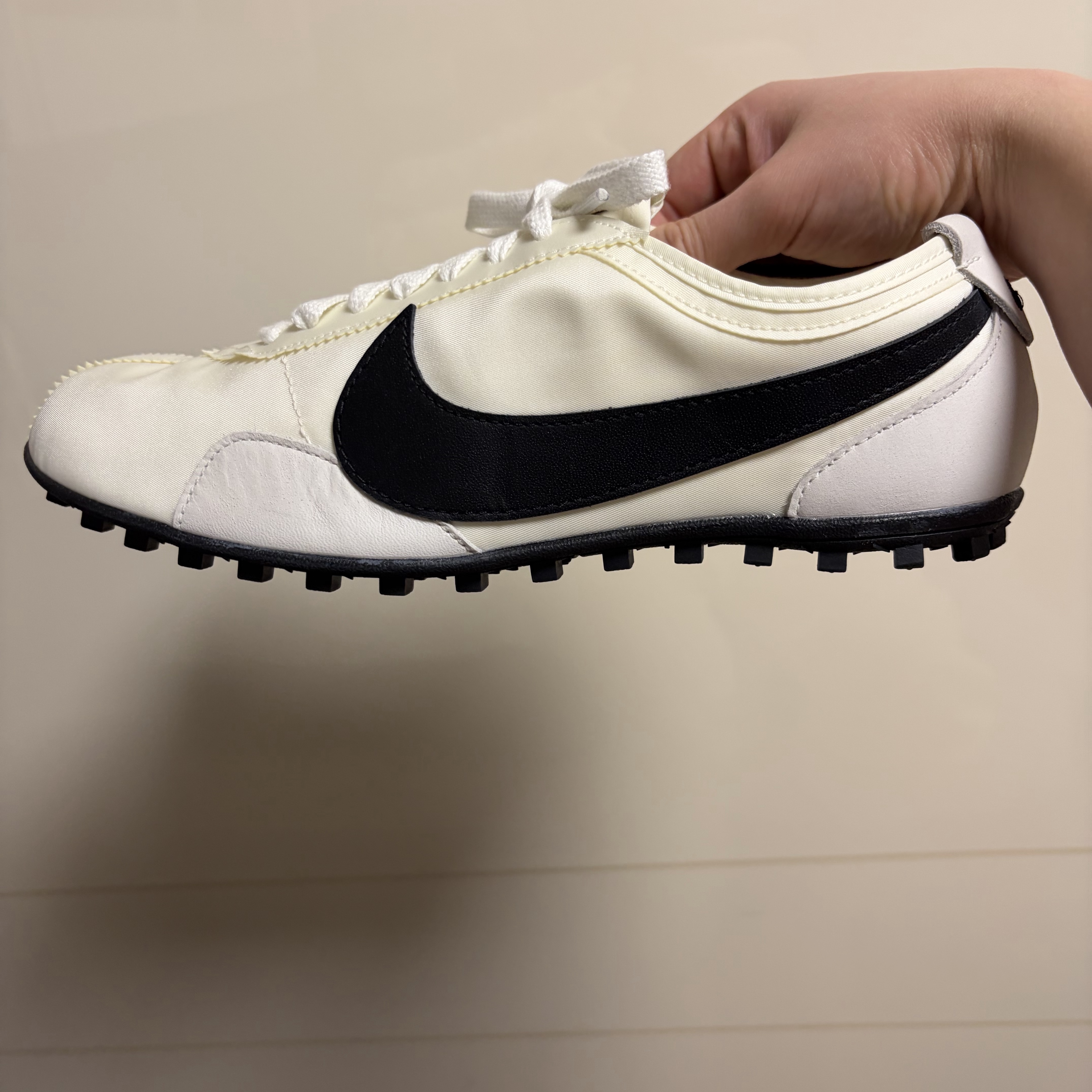 (W) Nike Moon Shoe Soft Pearl and Black, Nike x Jacquemus Moon Shoe SP Alabaster Off Noir 착용 스타일 - 1