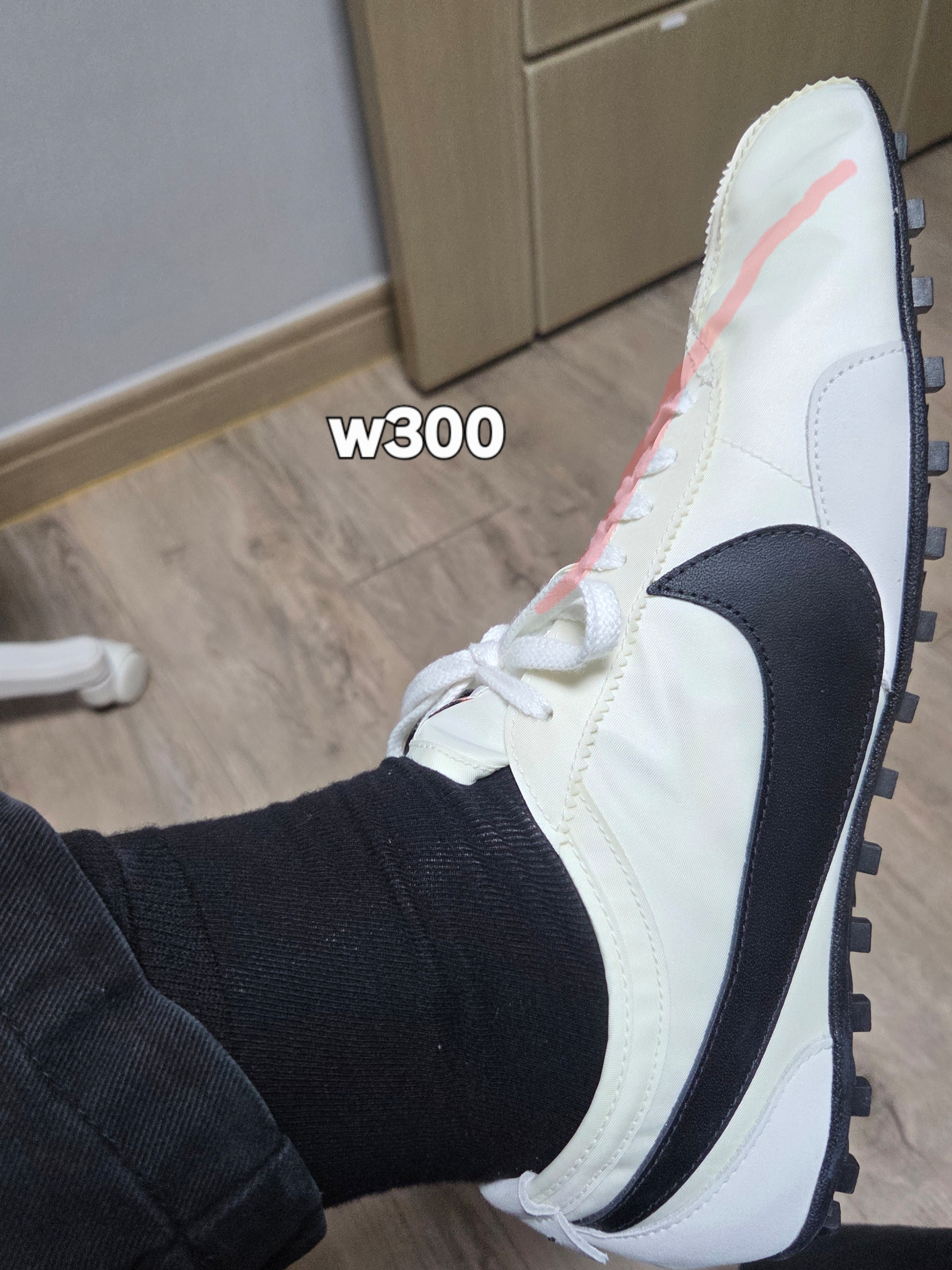 (W) Nike Moon Shoe Soft Pearl and Black 착용 스타일 - 8