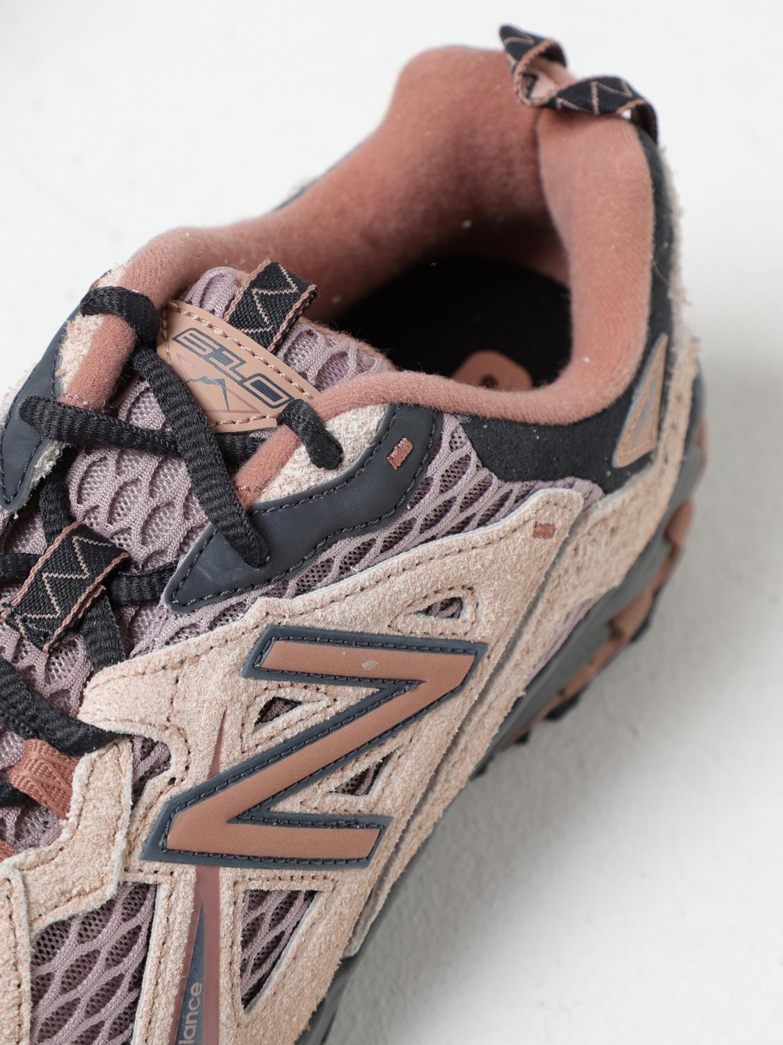 New Balance ML610 Flat Taupe Ice Wine 착용 스타일
