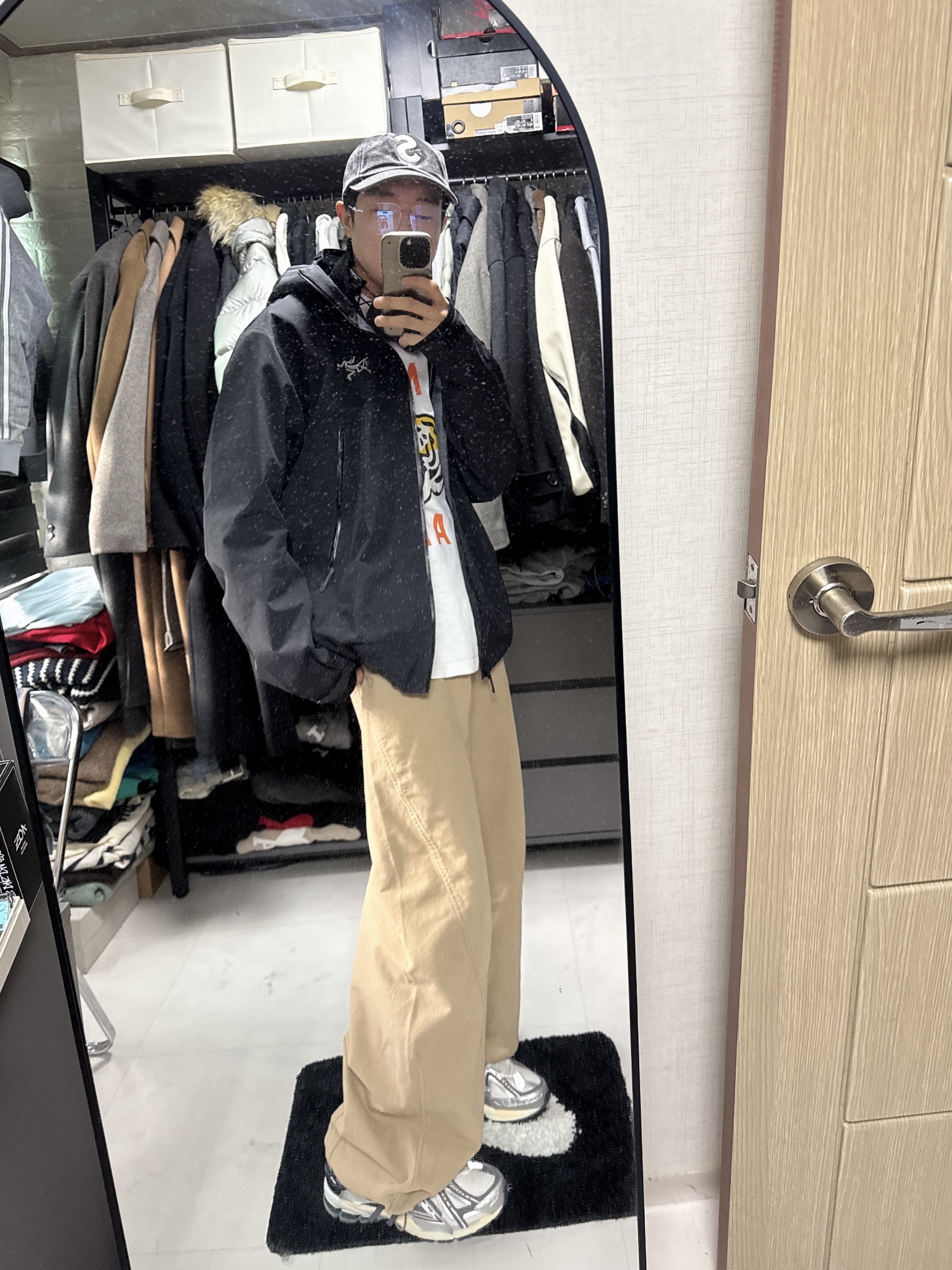Supreme Pigment S Logo 6-Panel Black - 24FW, New Balance 1906A Silver Metallic Castlerock 착용 스타일 - 1