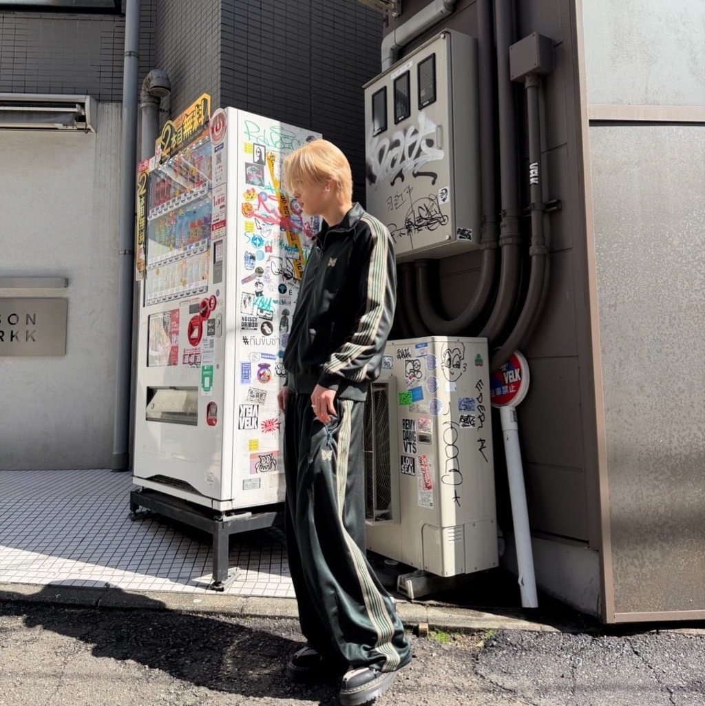 Needles x LHP Track Jacket Poly Smooth Dark Green 착용 스타일 - 3