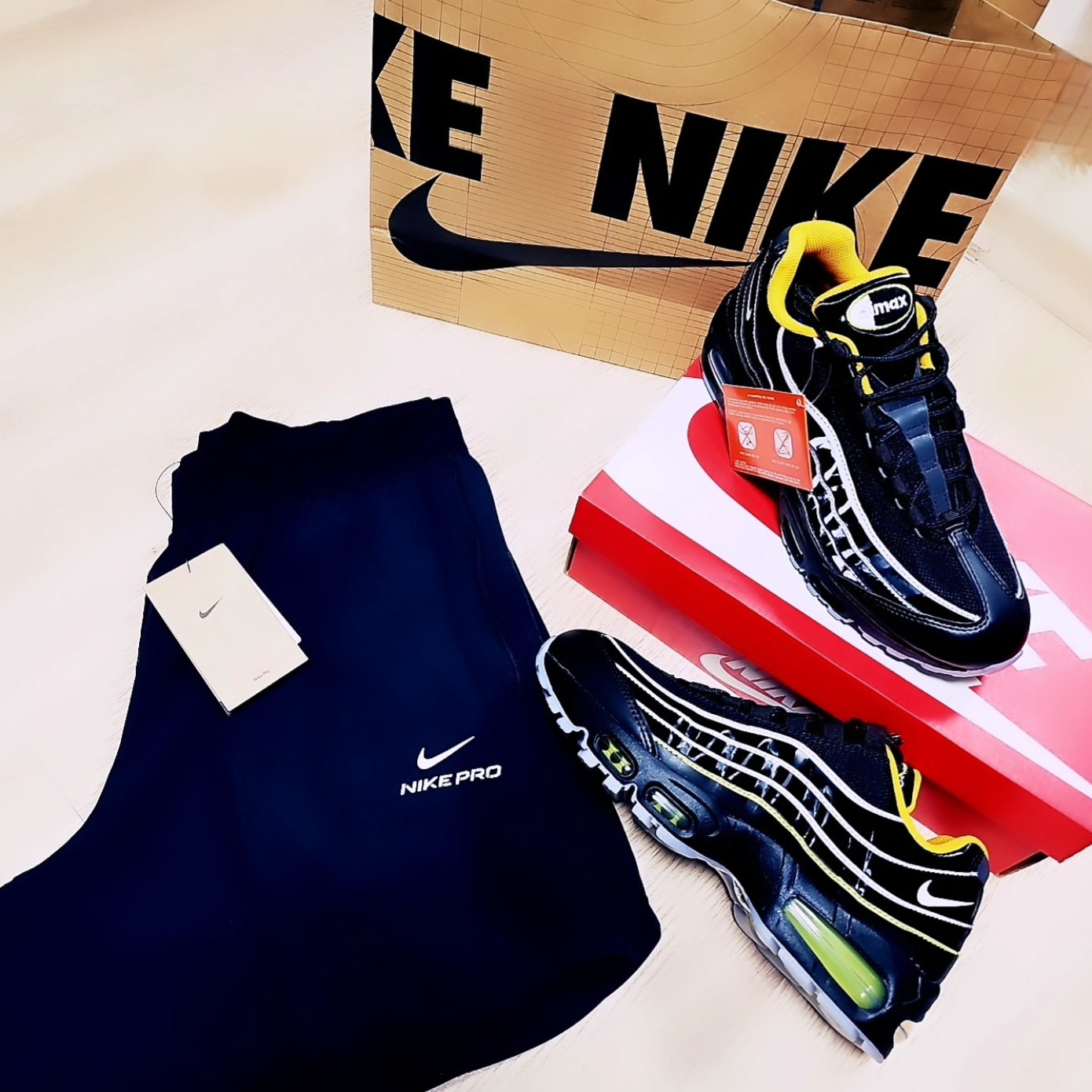 Nike Air Max 95 Big Bubble Black Gold Leaf, Nike Pro Training Dri-Fit 6 Inch Shorts Black White - Asia 착용 스타일 - 1