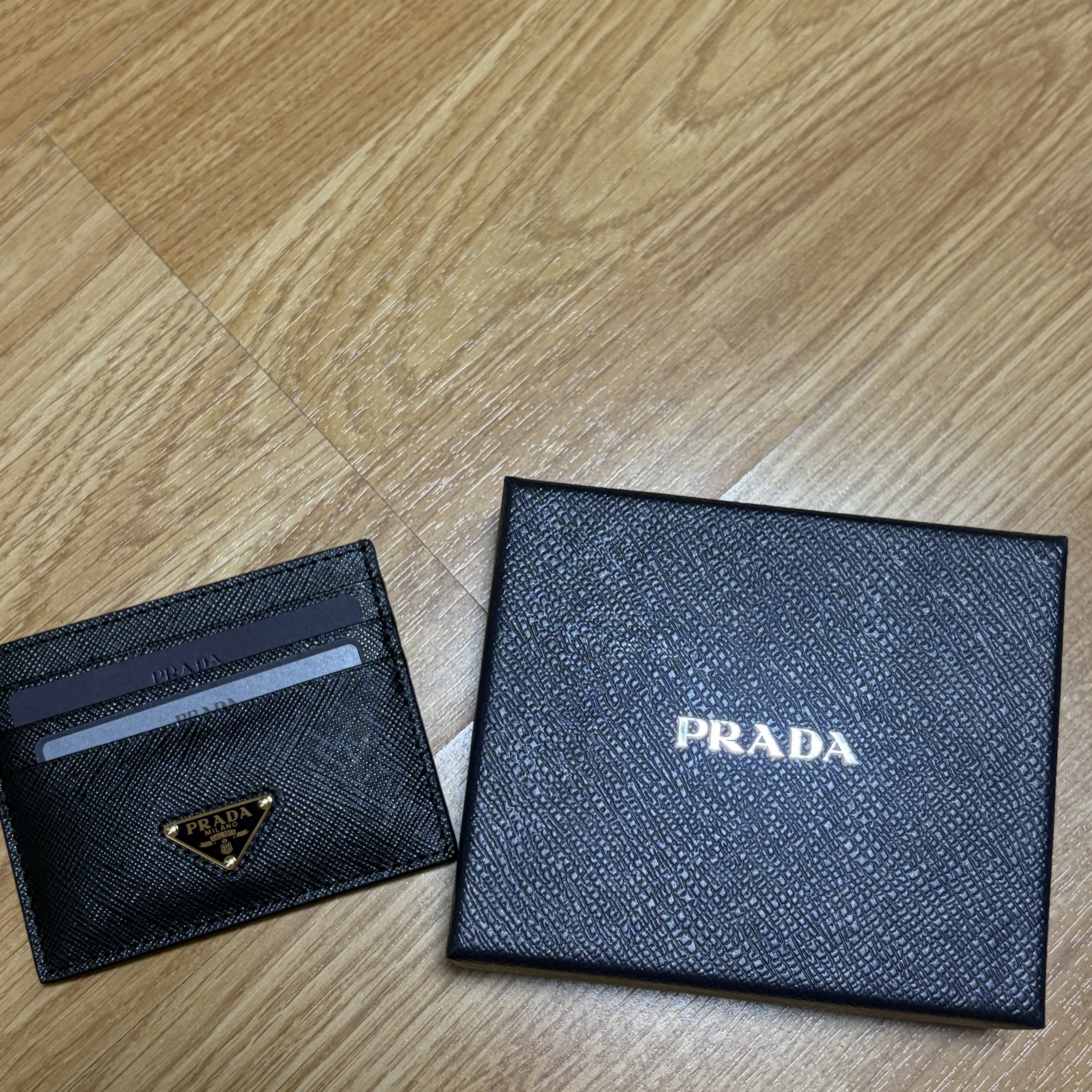 Prada Saffiano Leather Triangle Logo Card Holder Black Gold 착용 스타일
