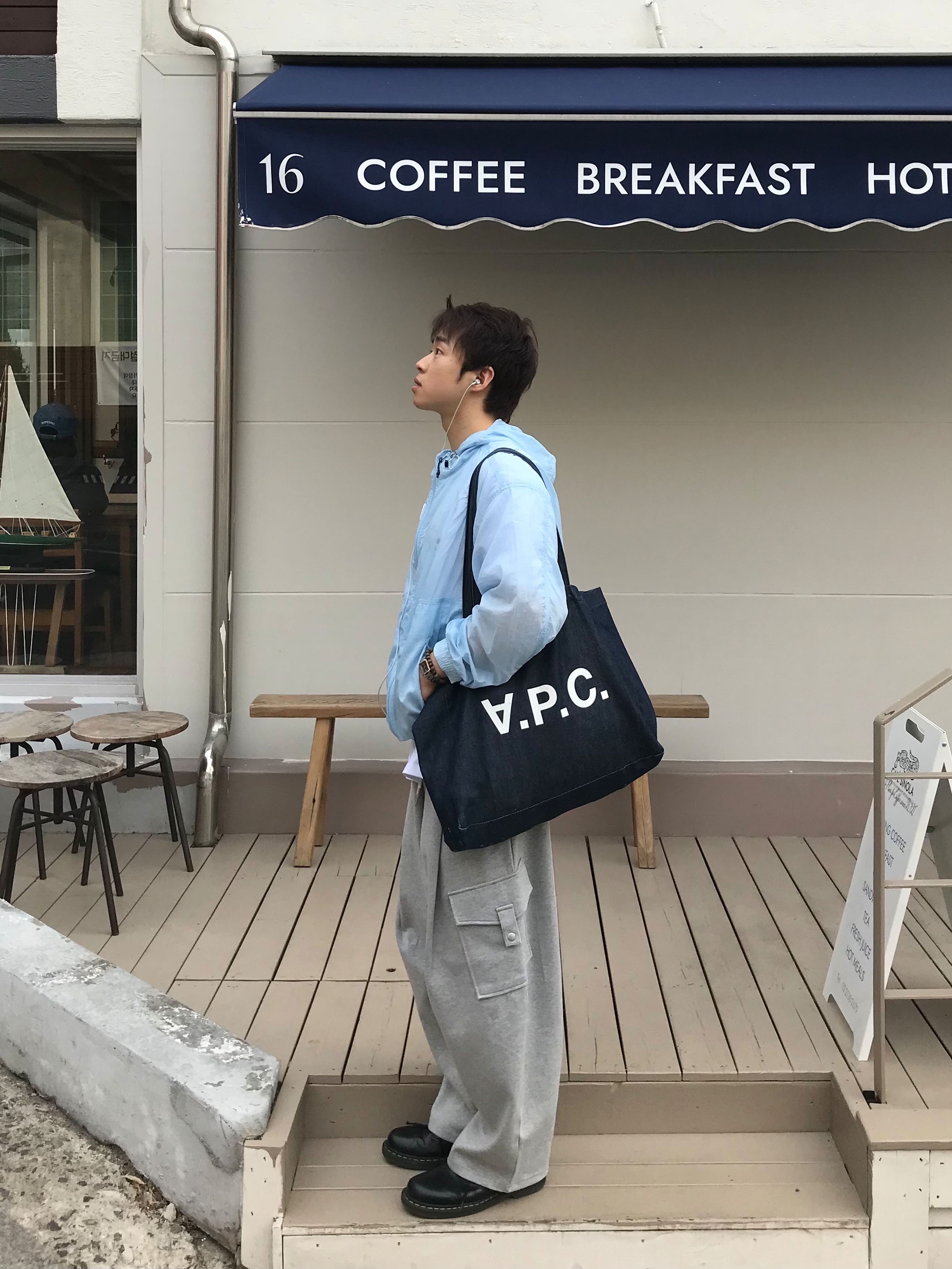 A.P.C. Daniela Shopping Bag Indigo, Dr. Martens 1461 Nappa Black 착용 스타일 - 1