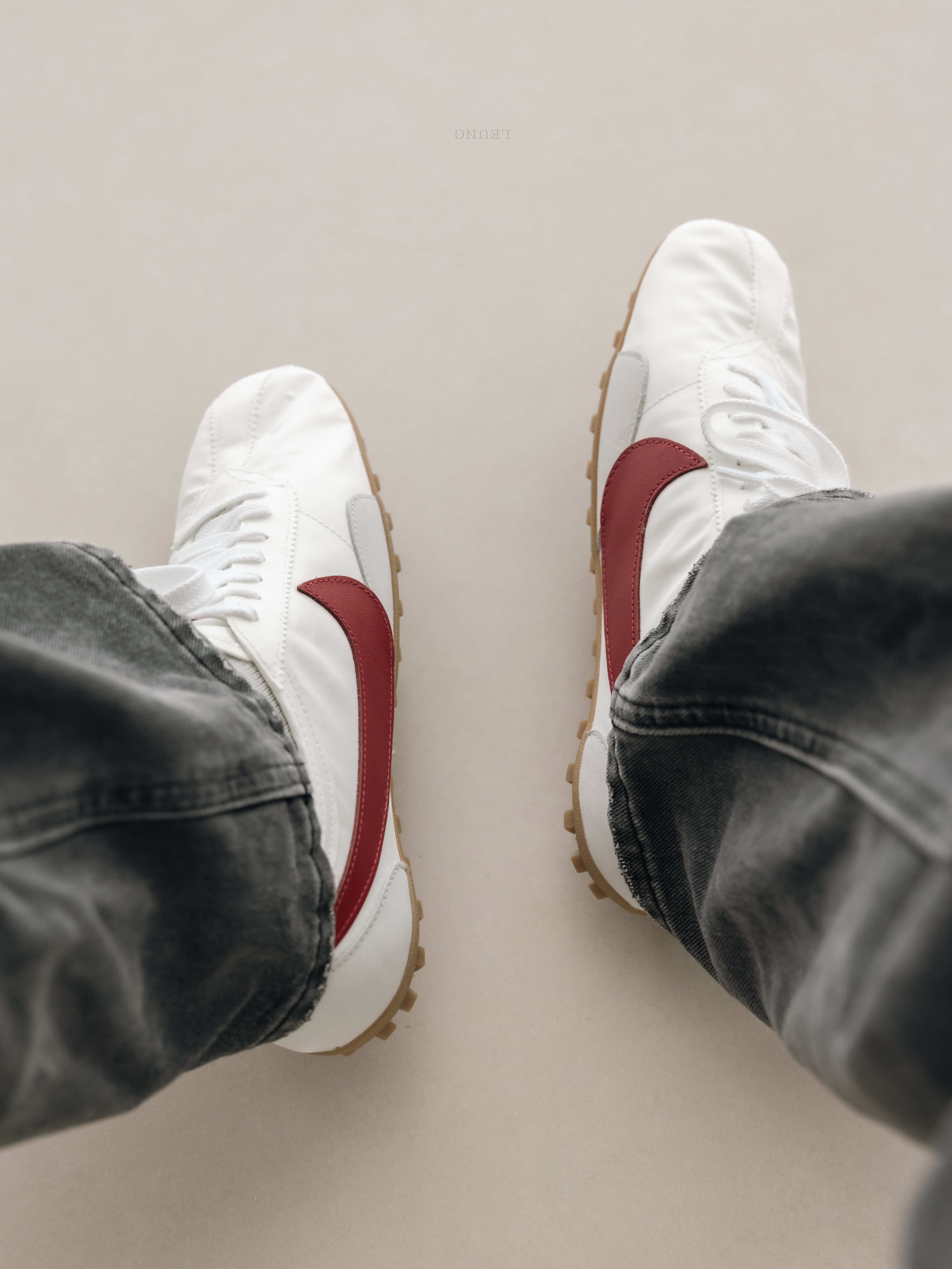 (W) Nike Moon Shoe Summit White Team Crimson 착용 스타일 - 3