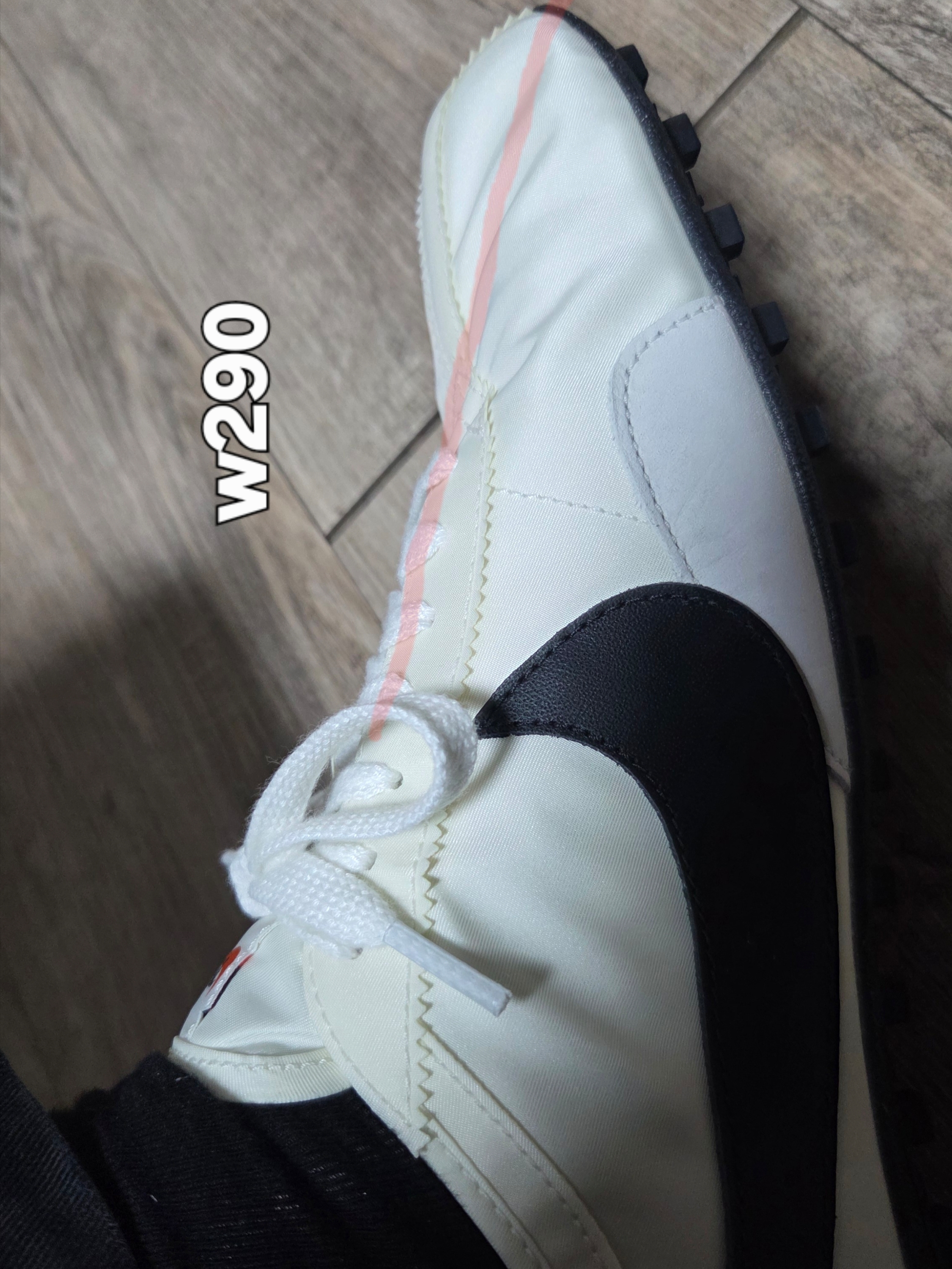(W) Nike Moon Shoe Soft Pearl and Black 착용 스타일 - 7