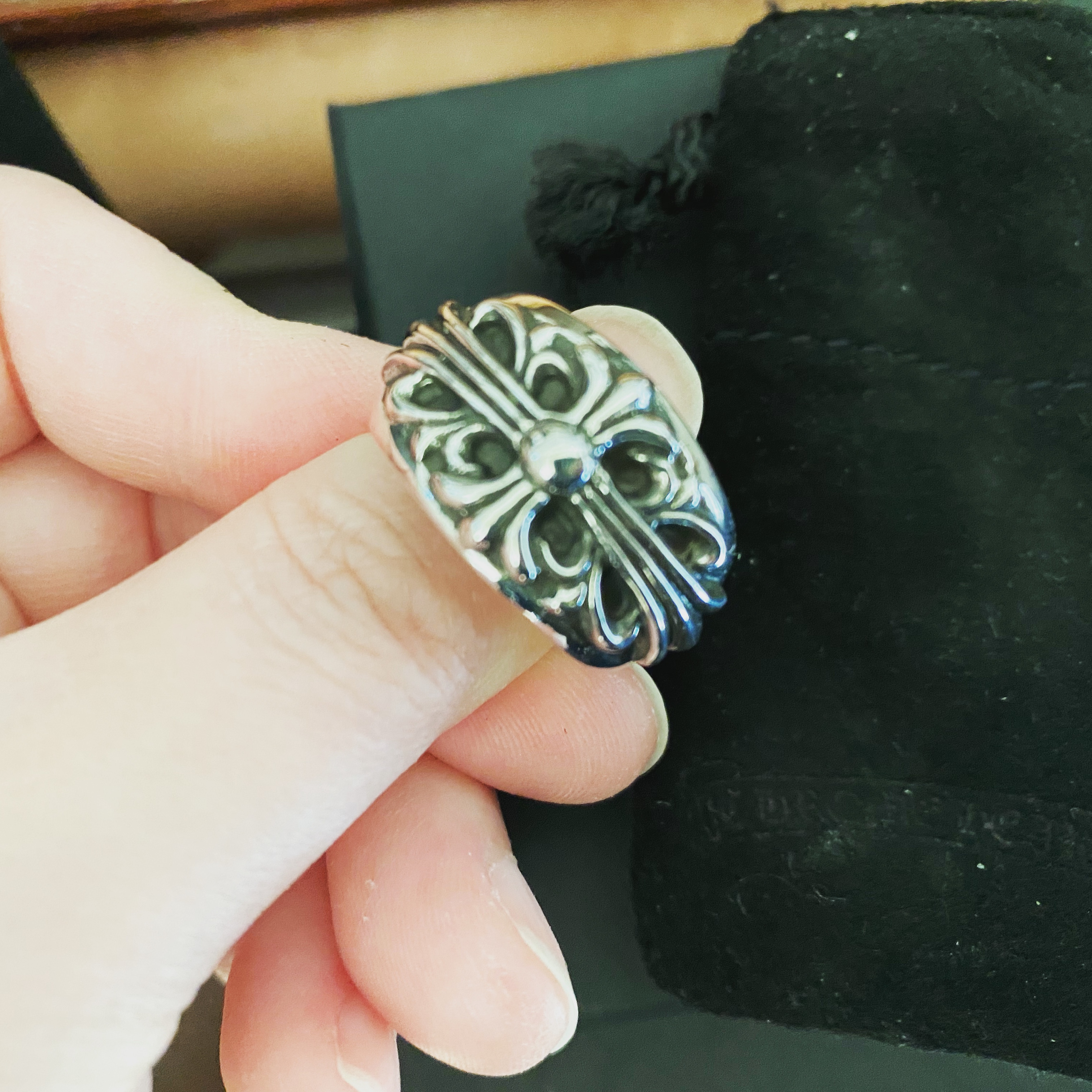 Hansroom Chrome Hearts Floral Cross Ring Pave Diamond 착용 스타일