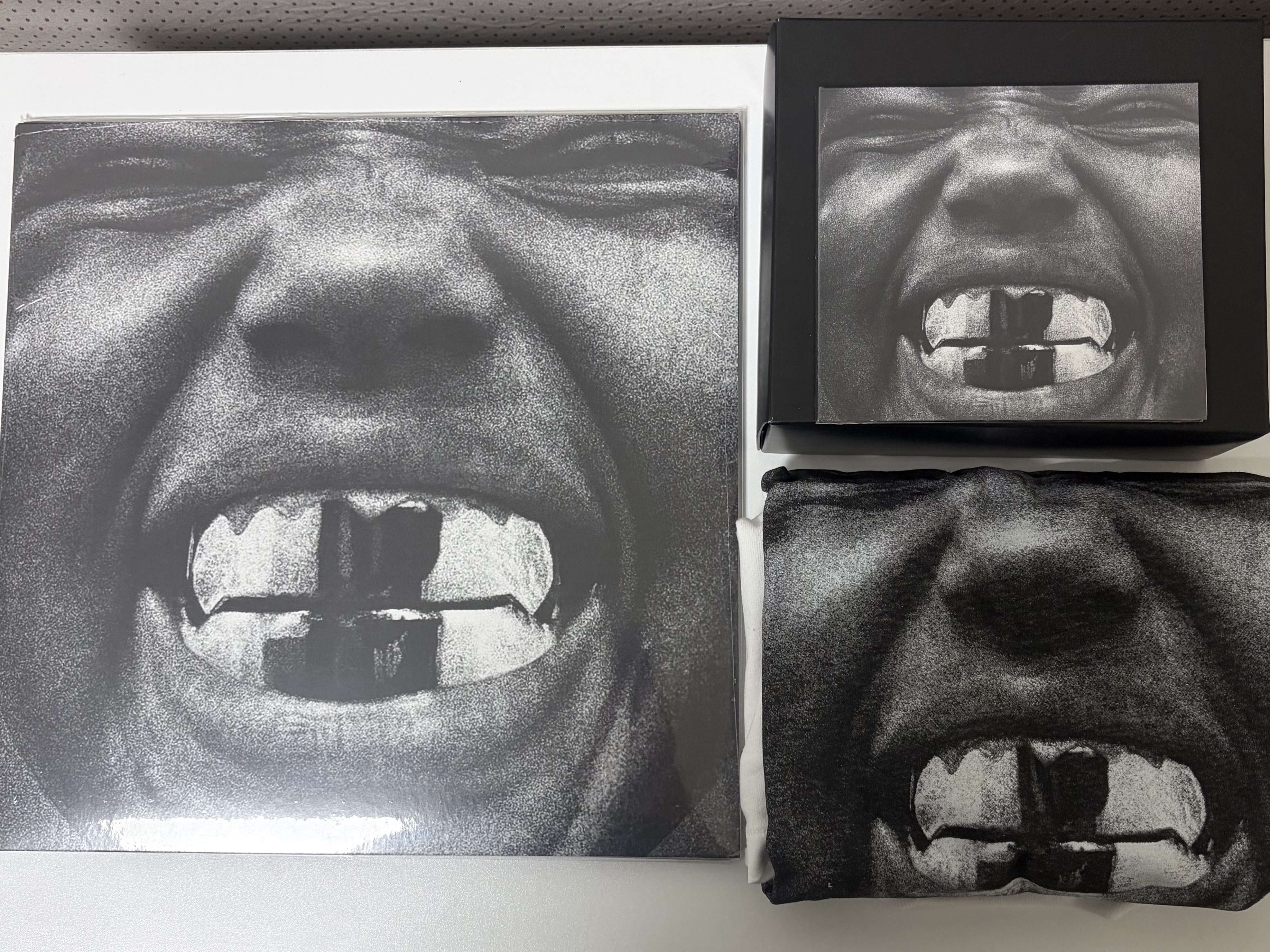 Ye Bully LP 140g Black, Yeezy Bully TS-07 T-Shirt Box White 착용 스타일