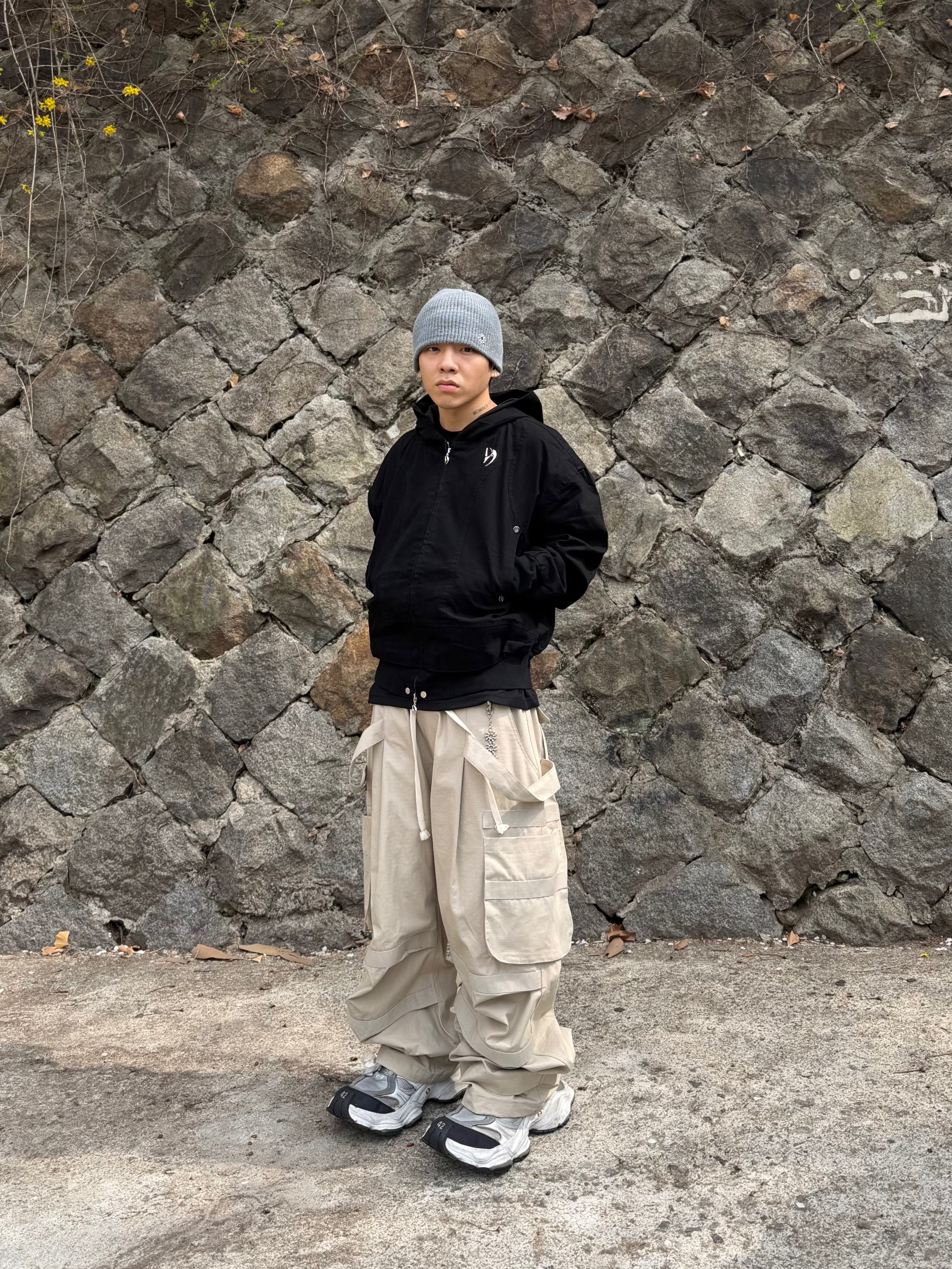 Balenciaga Cargo Sneakers White Grey, Wapworks Wide Safety Cargo Pants Beige 착용 스타일 - 3